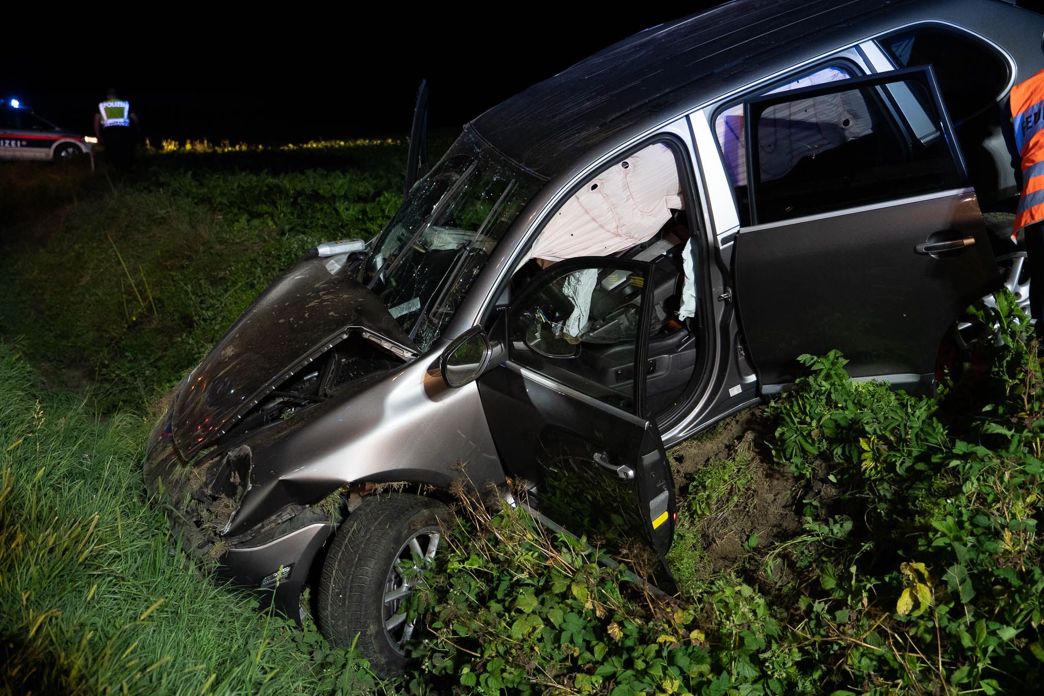 Die Lenkerin wurde schwer verletzt, der Beifahrer blieb unverletzt.