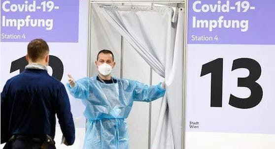 Der Wiener Impfexperte Herwig Kollaritsch rechnet mit einem kräftigen Anstieg der Coronazahlen nach der Urlaubszeit. Vorher sollte man sich die vierte Impfung holen, empfiehlt er.