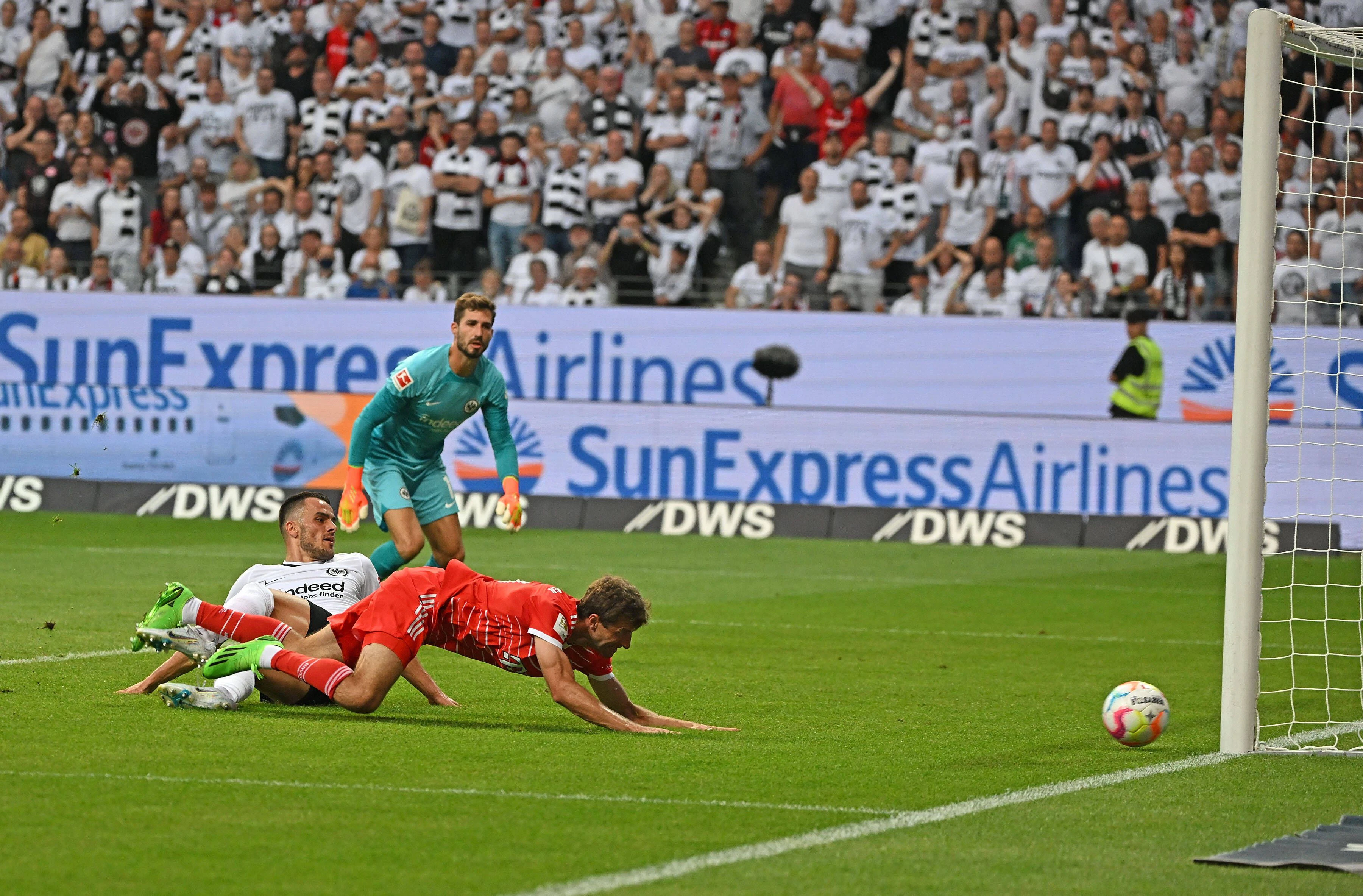 Thomas Müller setzte seinen Abschluss unbedrängt an die Stange. 