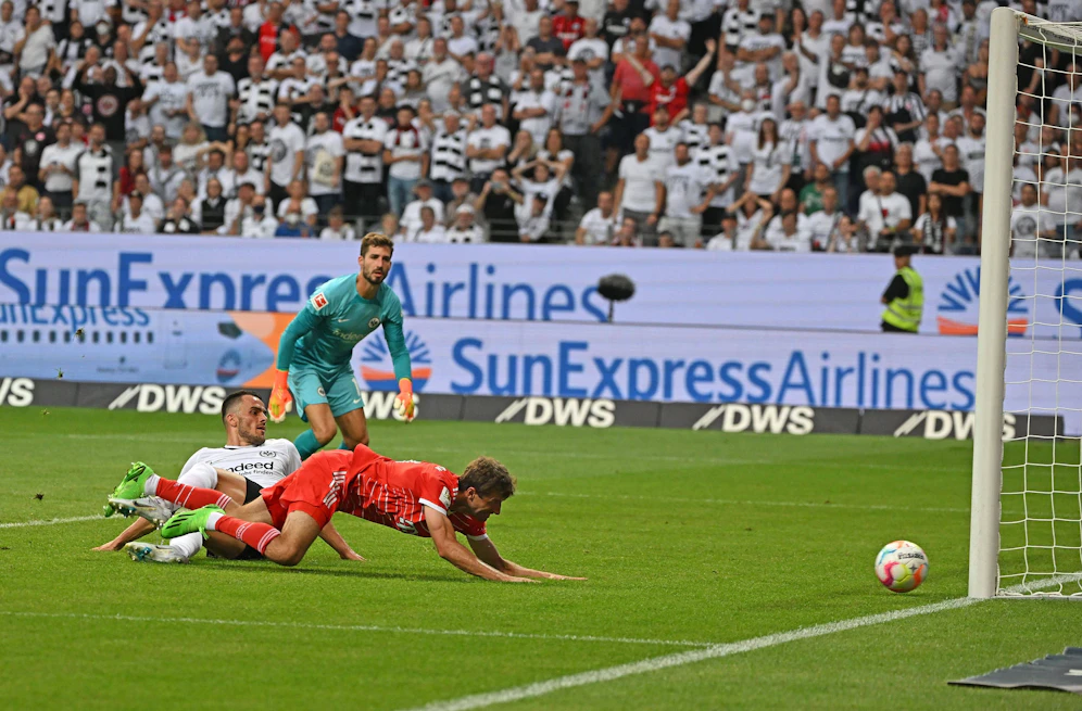 Thomas Müller setzte seinen Abschluss unbedrängt an die Stange. 