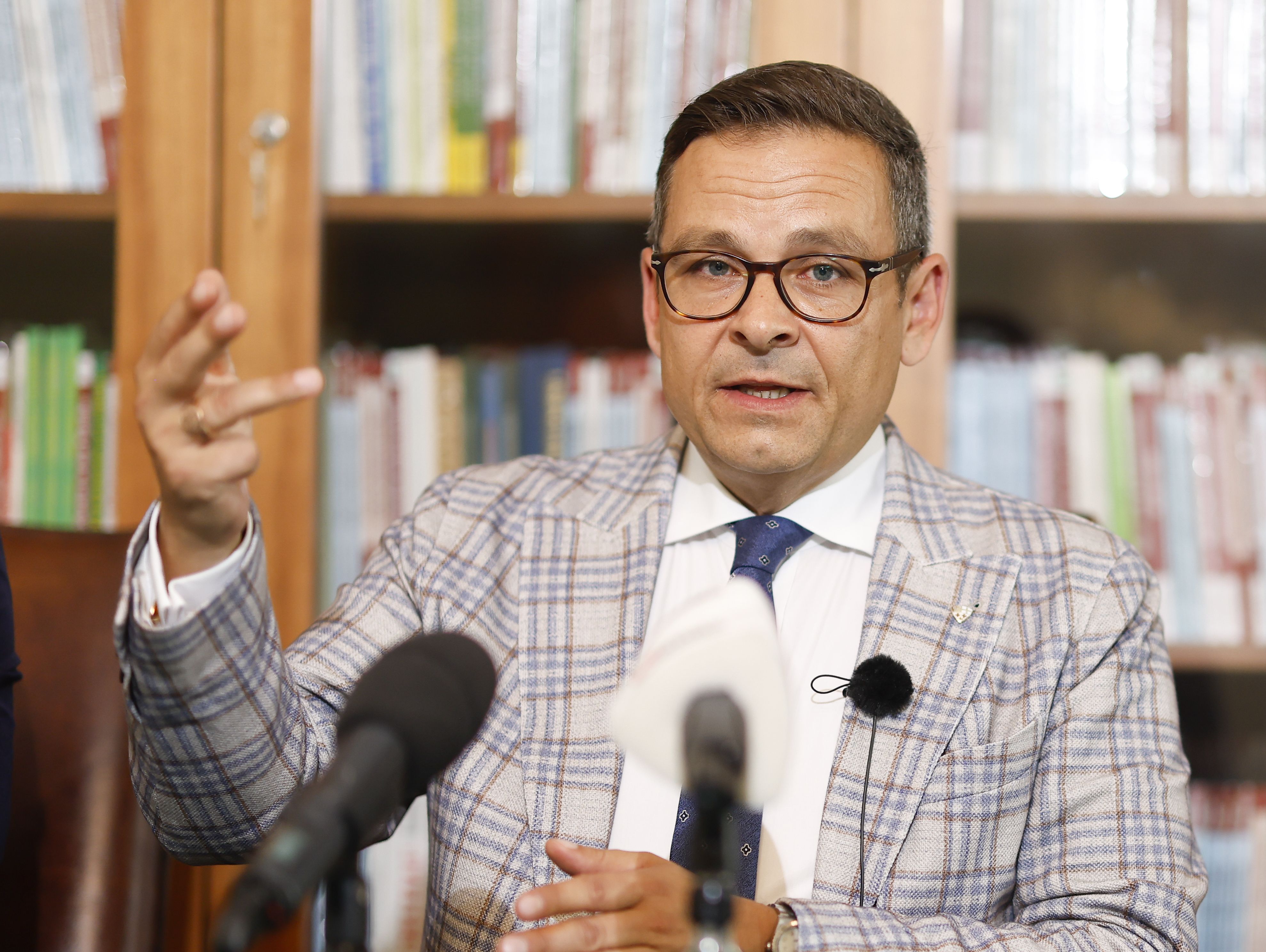 Gerald Grosz sieht einen Skandal. 