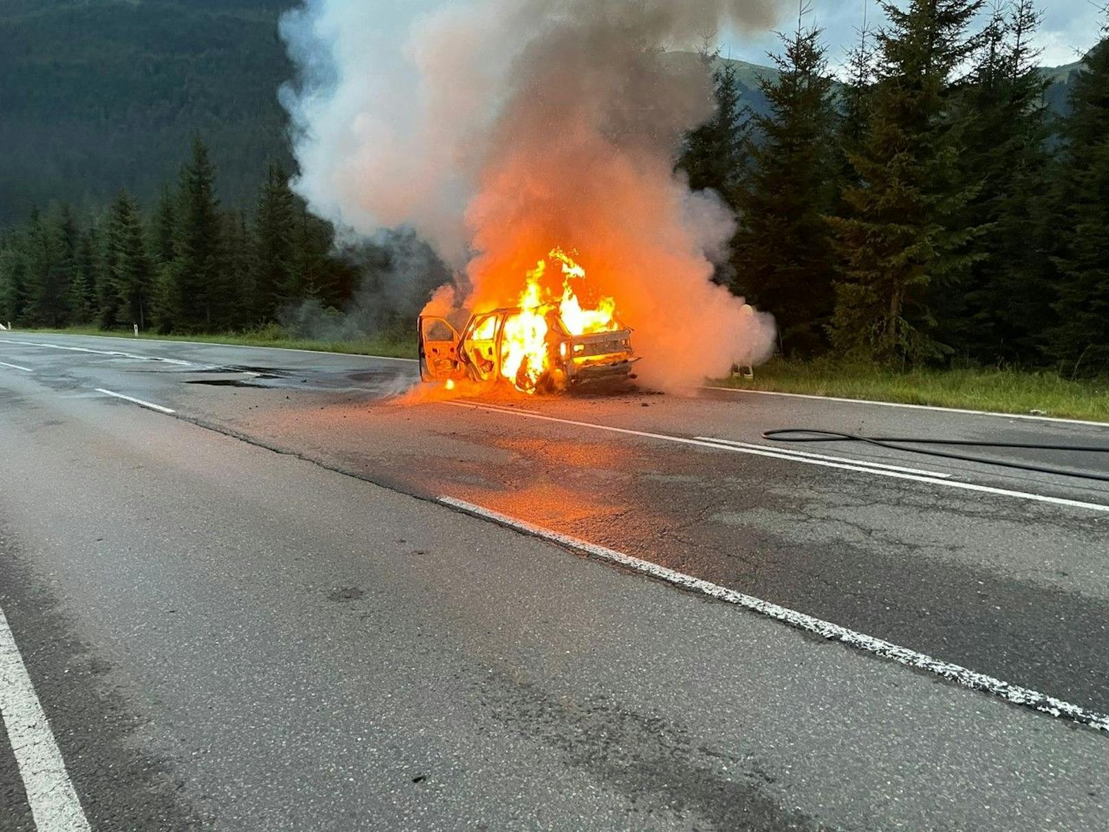 Am Samstag (06.08.2022) kam es in Tirol zu einem spektakulären Fahrzeugbrand. 