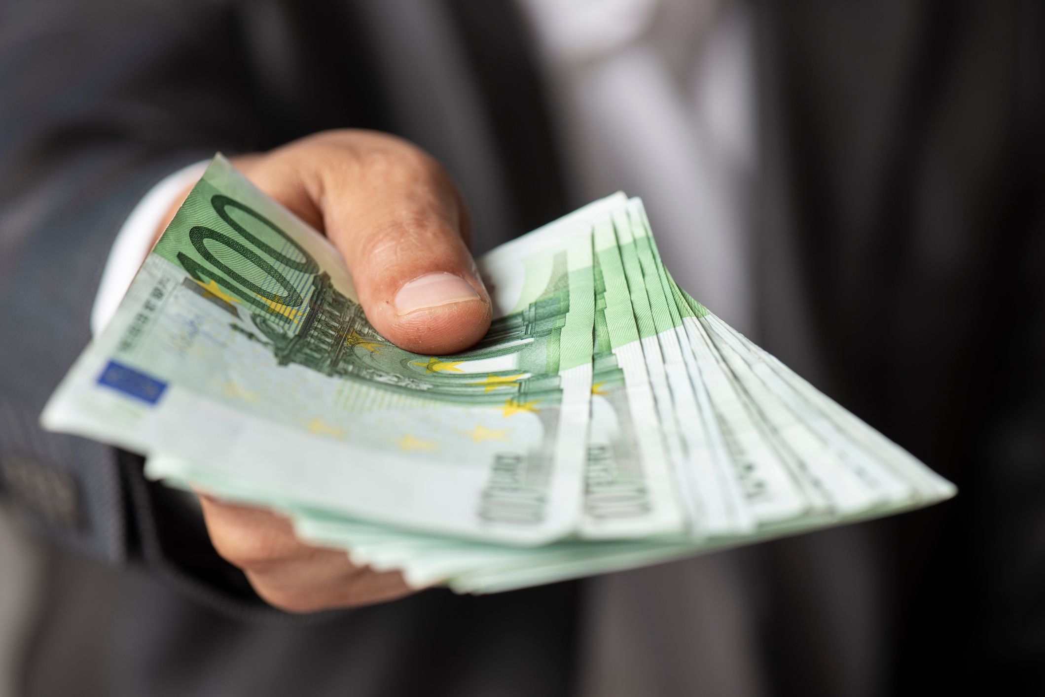 Angesichts der Teuerung werden Forderungen auf eine massive Erhöhung der Mindestlöhne laut. Symbolbild