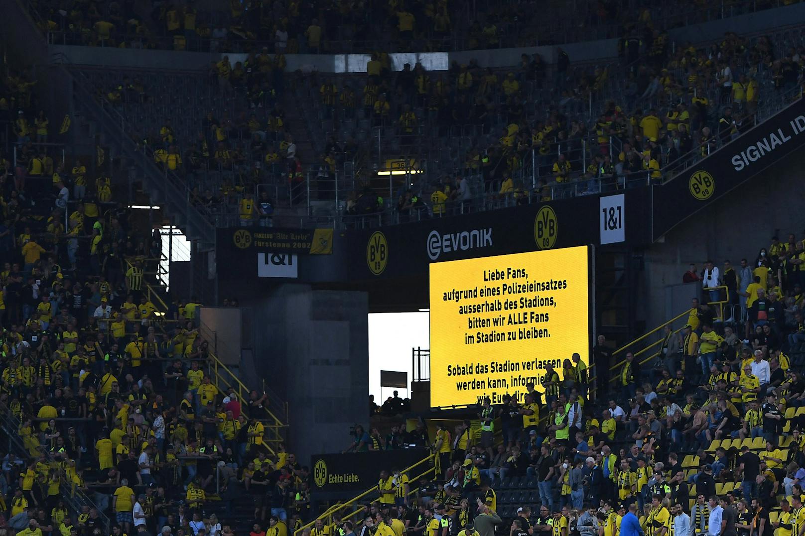Fans von Borussia Dortmund mussten nach dem Sieg gegen Leverkusen im Stadion bleiben. 
