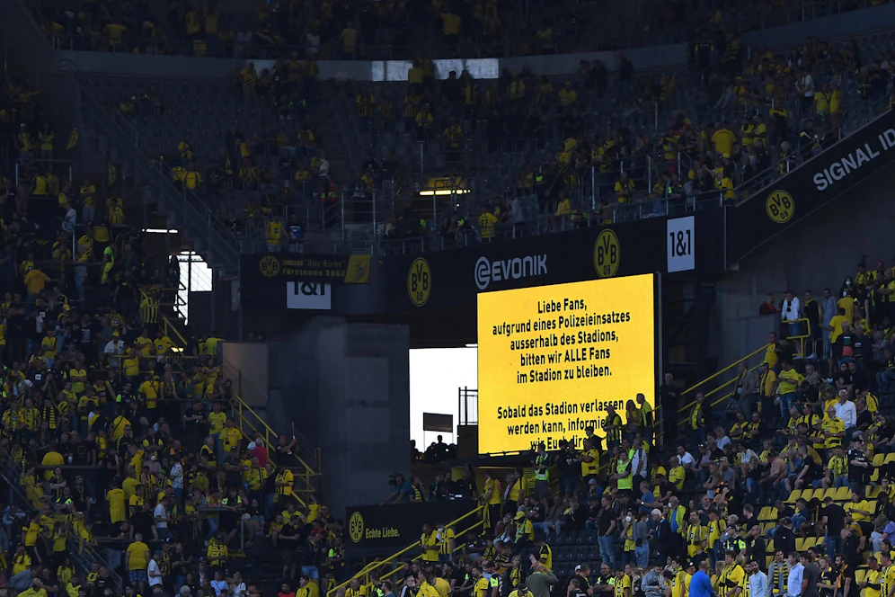 Fans von Borussia Dortmund mussten nach dem Sieg gegen Leverkusen im Stadion bleiben. 