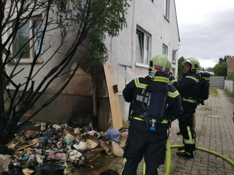 Das Feuer griff auf die Fassade über.