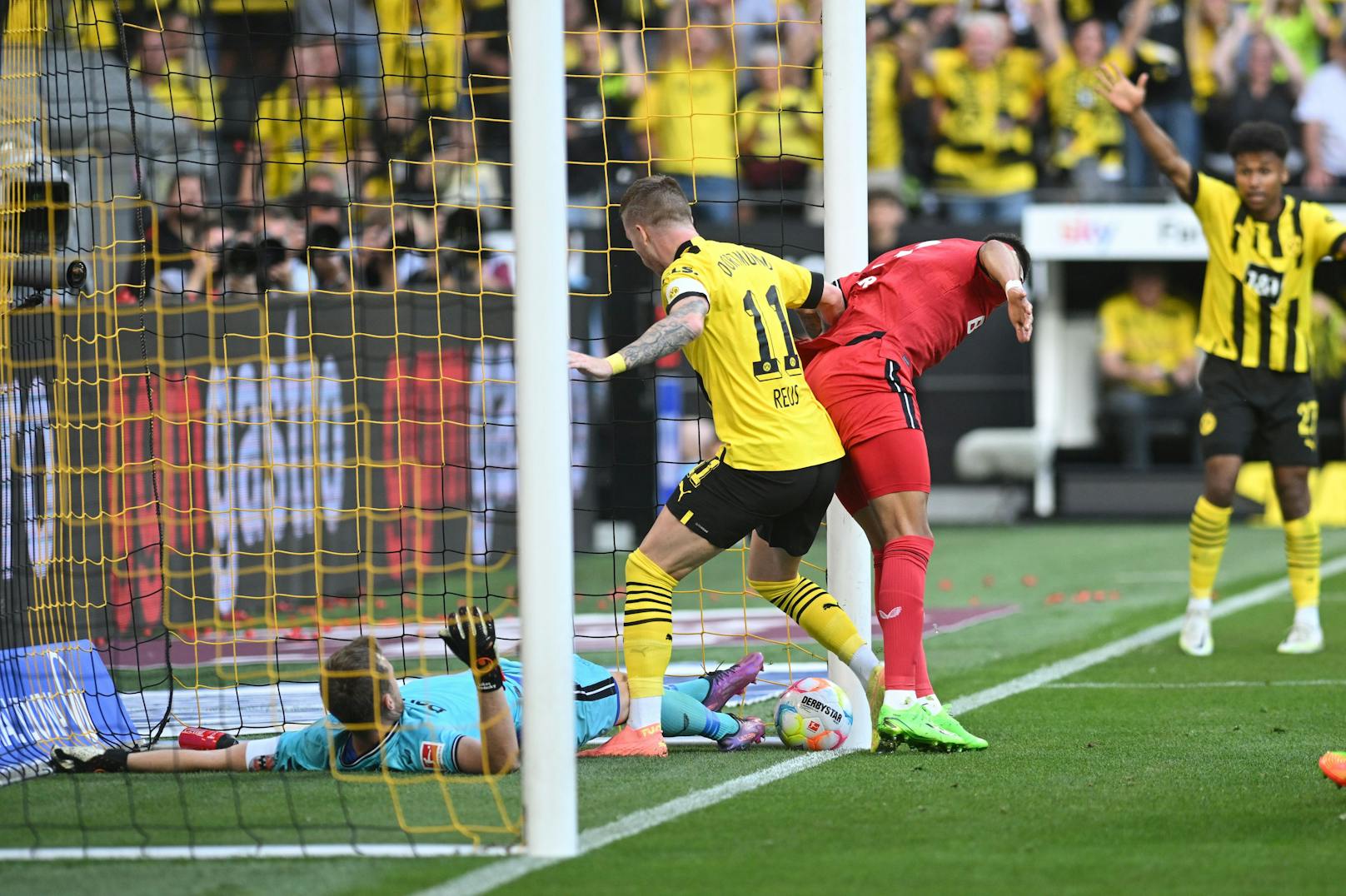 Marco Reus stochert den Ball zur Dortmunder Führung über die Linie. 