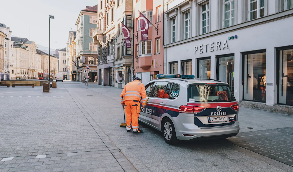 Die Innsbrucker Polizei sucht nach einem Raubüberfall nach dem Täter. Symbolbild. 