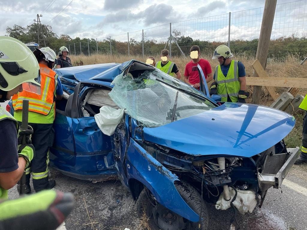 Die Lenkerin und das Kleinkind wurden beim Crash verletzt.