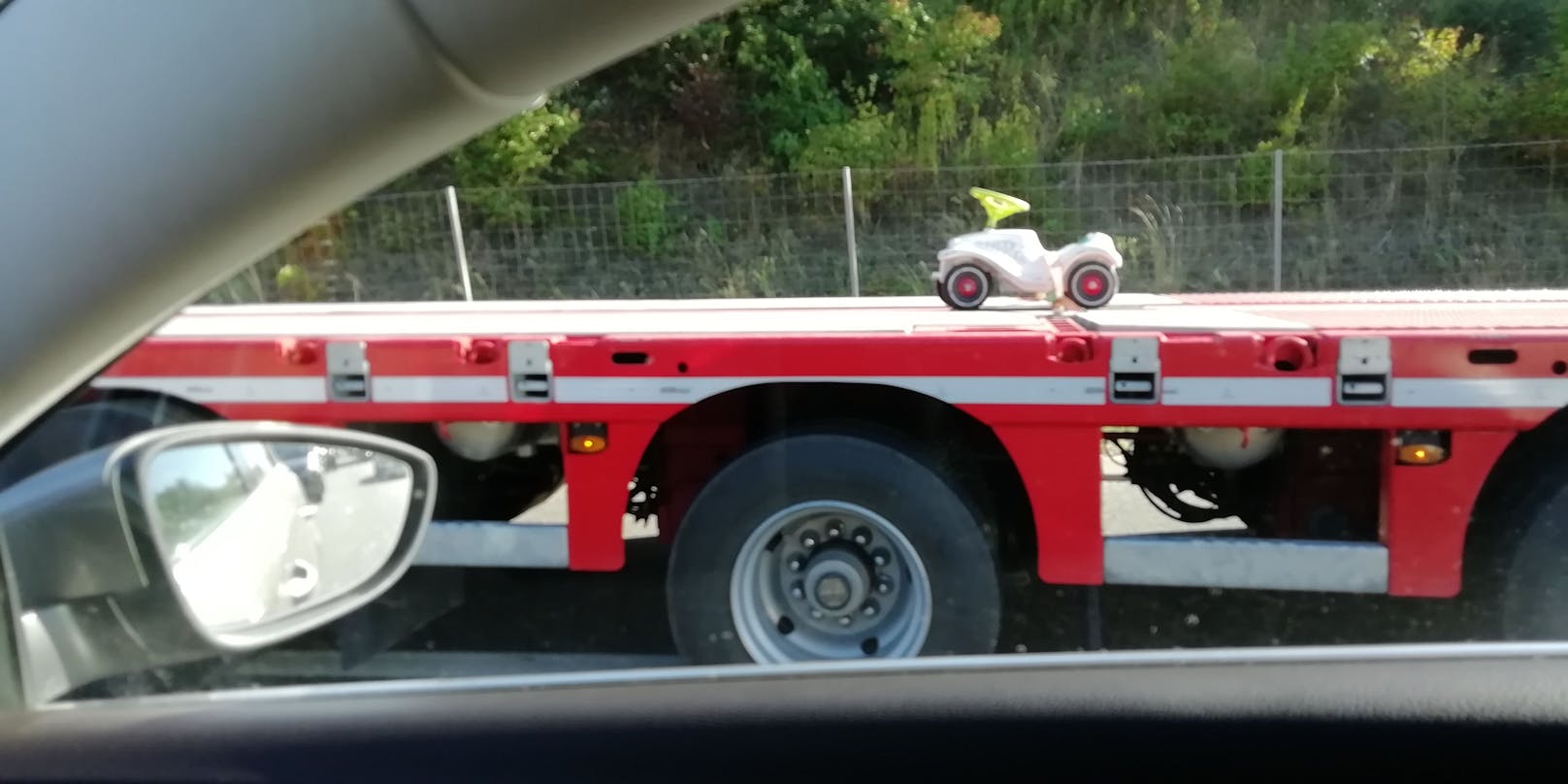 Das Spielzeugauto erregte im Straßenverkehr besonders viel Aufmerksamkeit. 