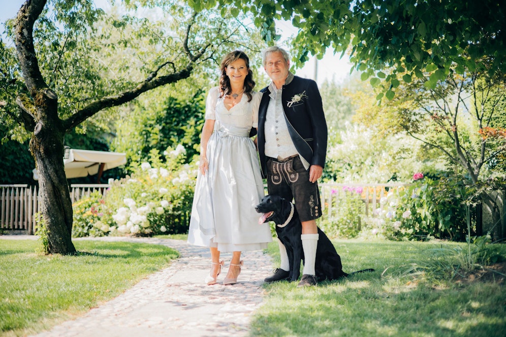 Susanne Riess und Johannes Hahn haben am Freitag im engsten Familien- und Freundeskreis auf Gut Aiderbichl geheiratet.