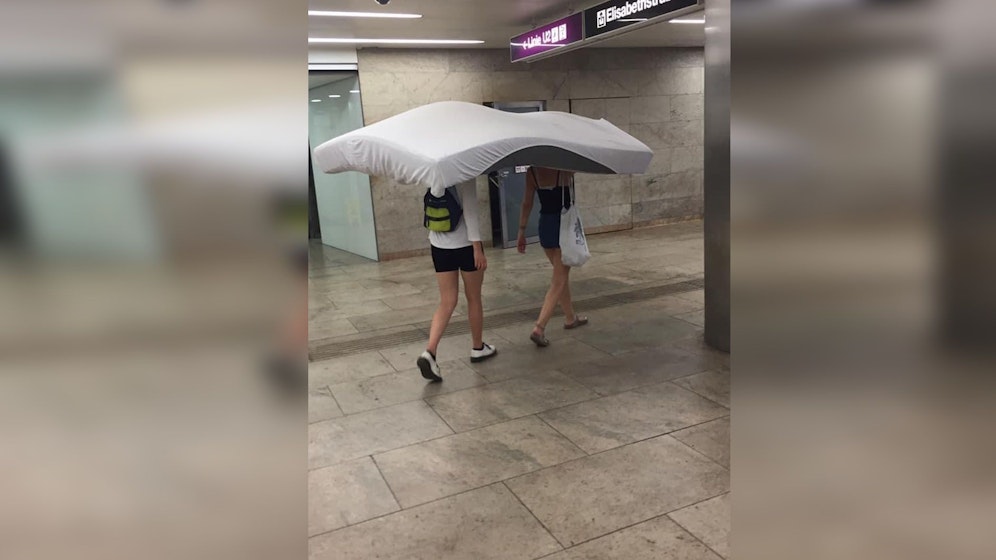 Am Wiener Karlsplatz erregten die beiden Mädels viel Aufmerksamkeit.