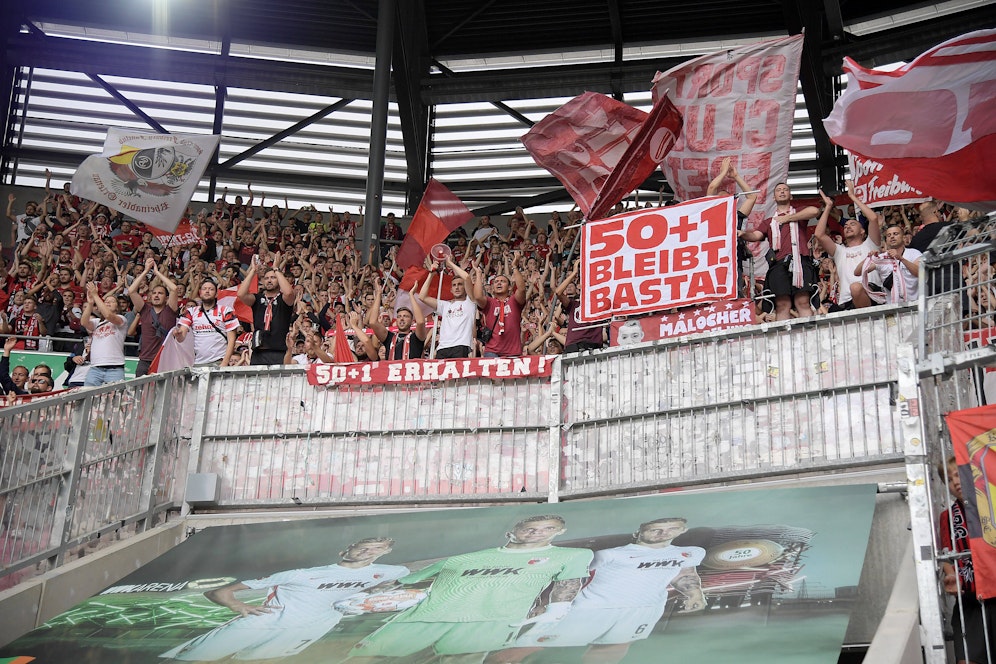 In Augsburg ist ein Fan zusammengebrochen. 