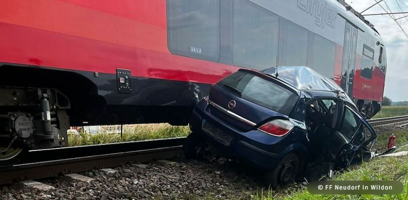 Für den Lenker des Fahrzeugs kam jede Hilfe zu spät.