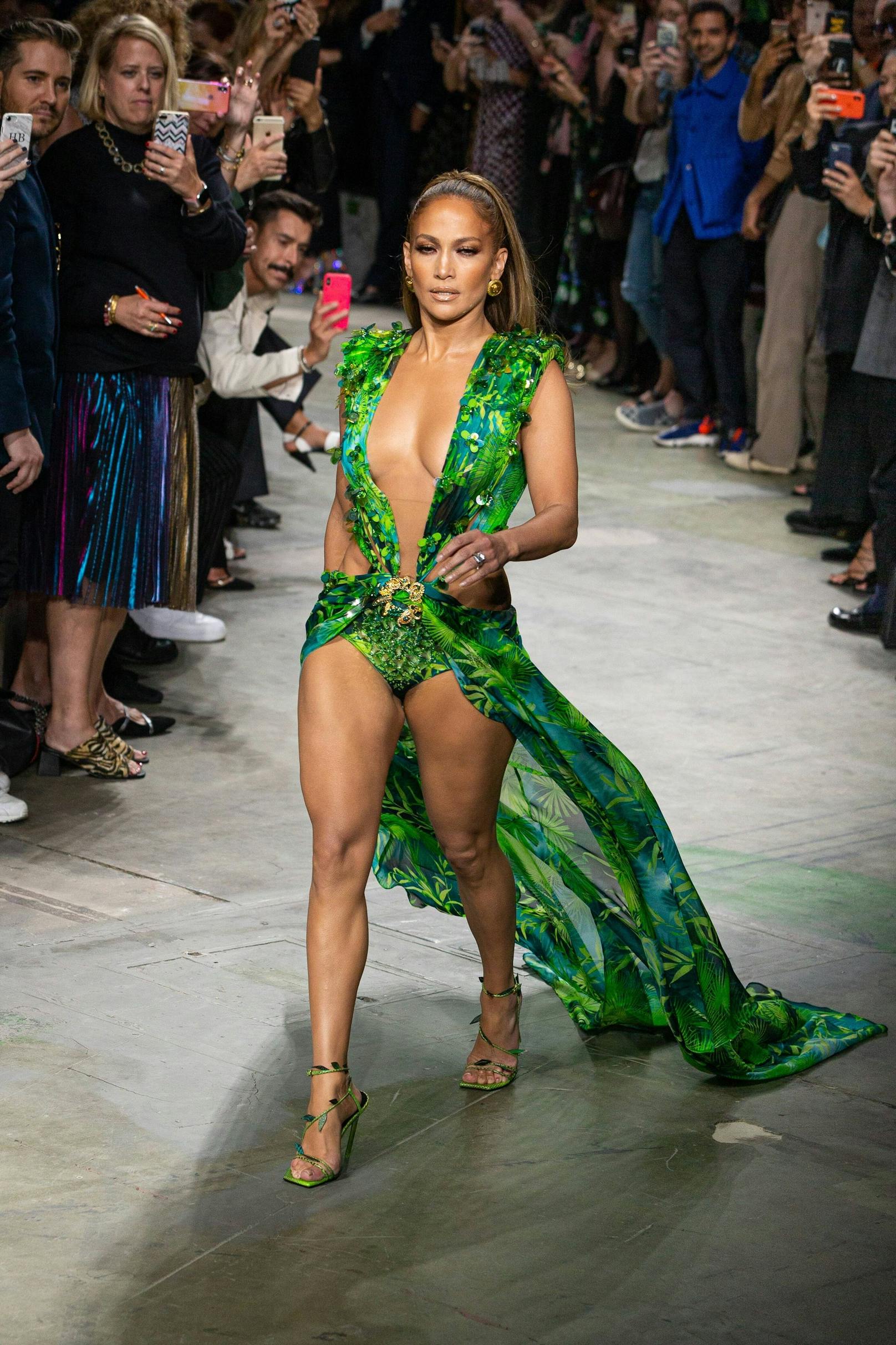 Jennifer Lopez rockte mit 50 noch einmal das grüne Kleid. Allerdings in einer neuen Variante. Die Marke blieb natürlich die gleiche: Versace.