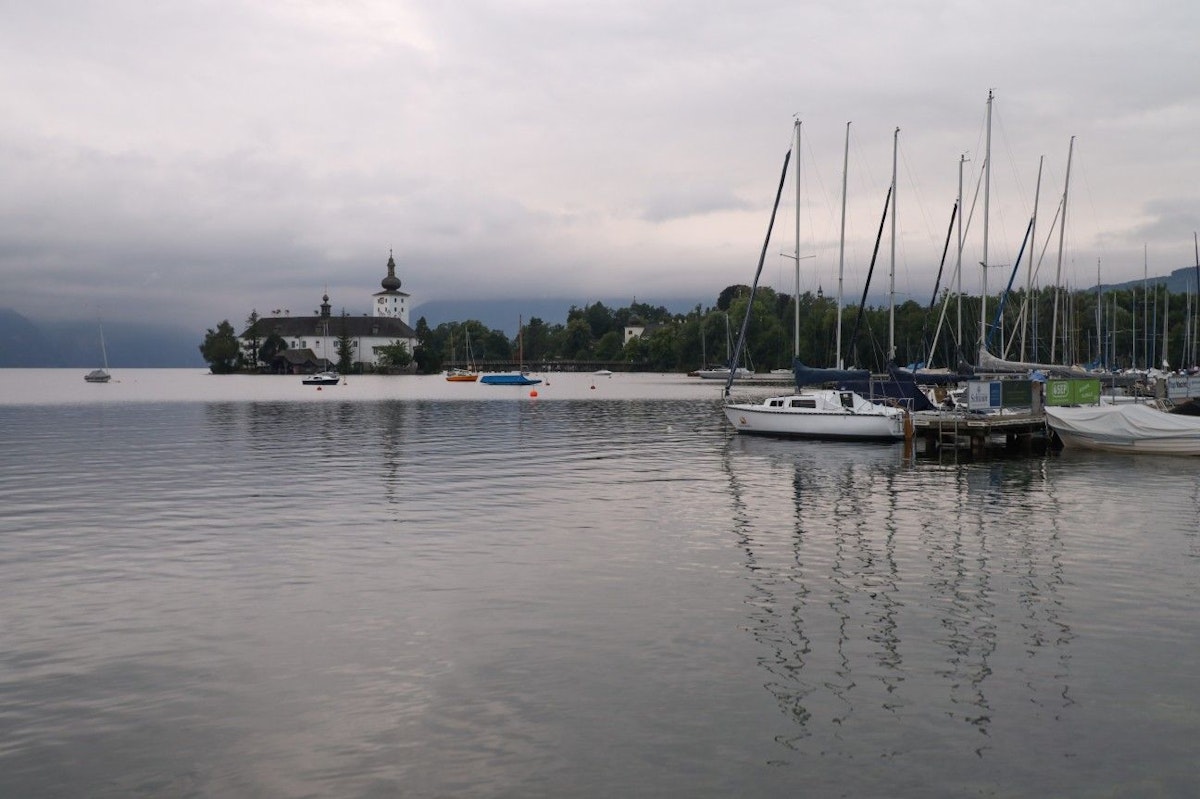 Ein 61-Jähriger ist nach einem Bootsunfall beinahe im Traunsee ertrunken