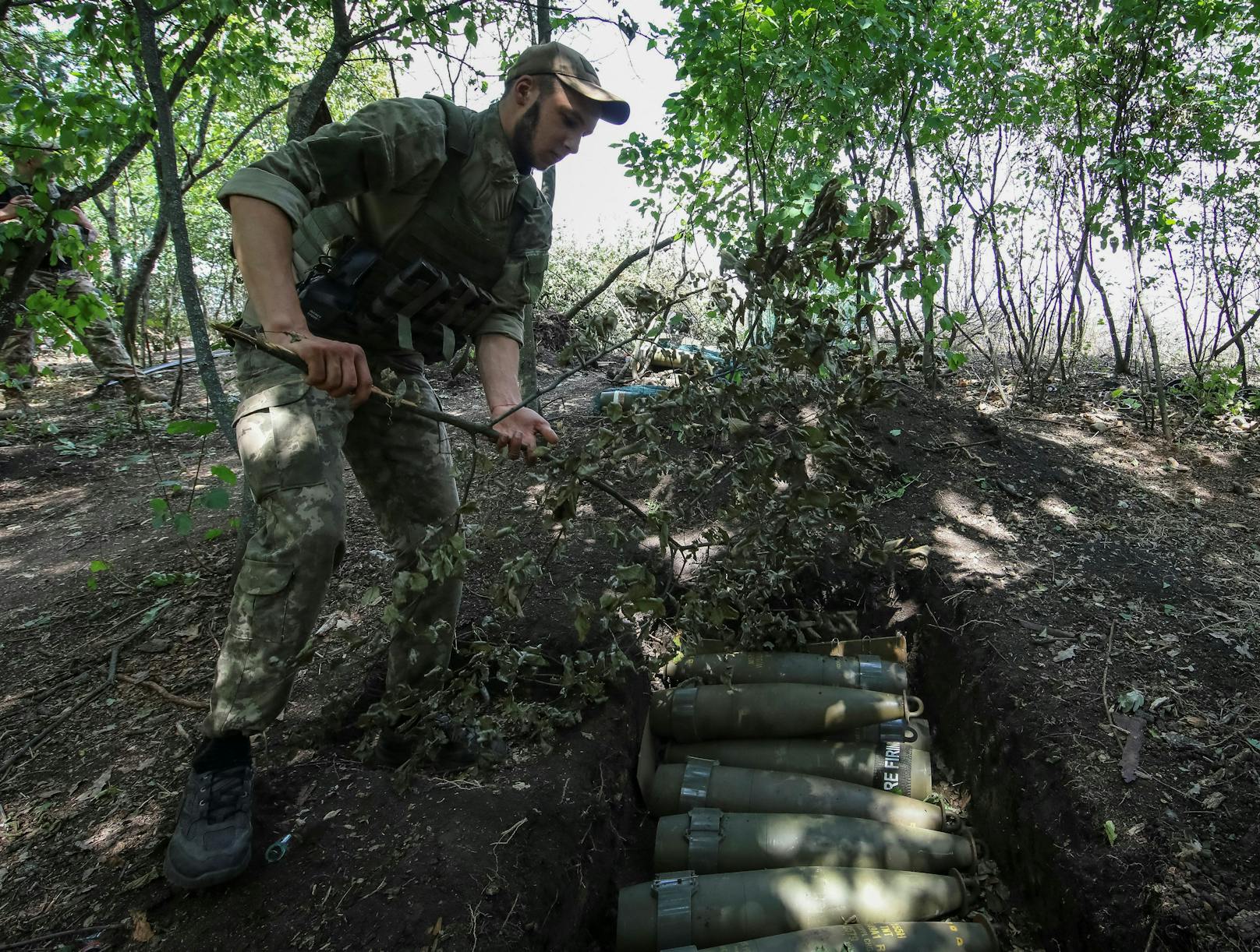 Ukrainische Verteidigungskräfte beim Abfeuern einer M777-Haubitze in der Region Charkiw Ende Juli 2022.