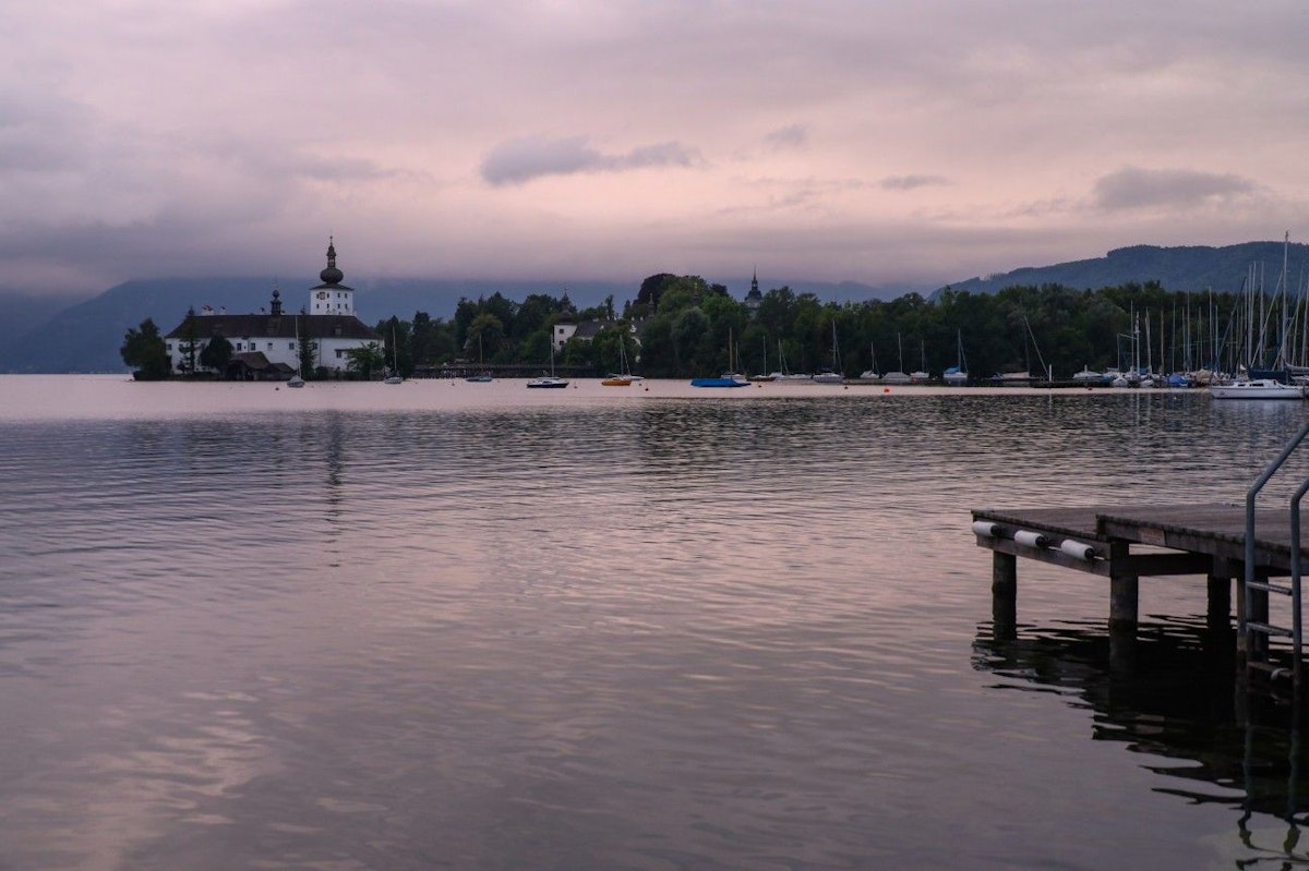 Ein 61-Jähriger ist nach einem Bootsunfall beinahe im Traunsee ertrunken