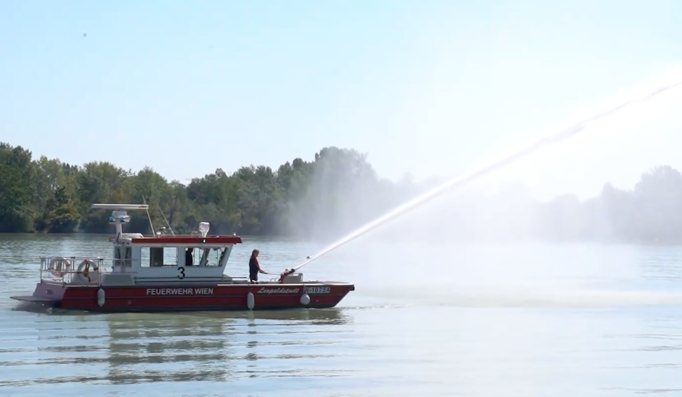 Mit neun Arbeitsbooten ist der Wasserdienst der Berufsfeuerwehr Wien das ganze Jahr über im Einsatz. Im Sommer kommt es vermehrt zu Badeunfällen, im Winter retten die Einsatzkräfte eingestürzte Eisläufer.