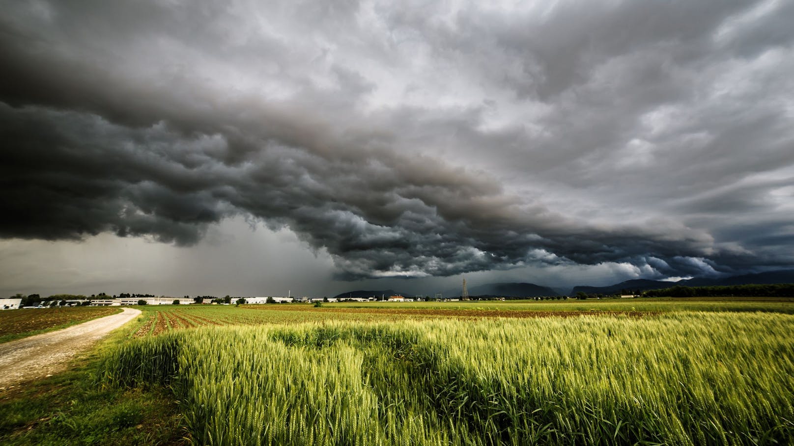 Eine Unwetter-Front über Feldern. Symbolbild