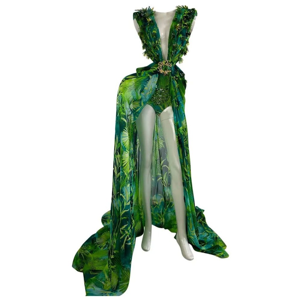 Eine Neuauflage des berühmten Kleides kam 2019 heraus und ist jetzt auf der Secondhand-Plattform Vestiaire Collective erhältlich.