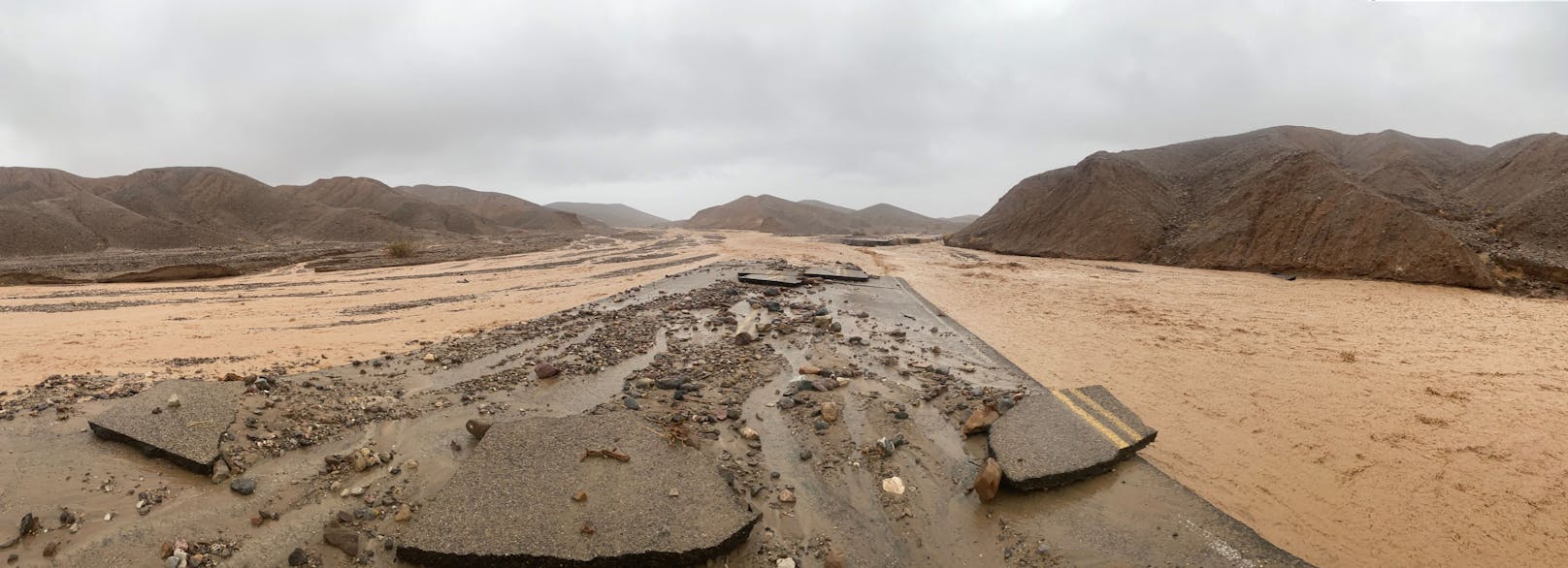Überflutungen im Death Valley nach (fast) "beispiellosen" Niederschlägen. Hunderte Menschen waren am 5. August in der Region eingeschlossen.