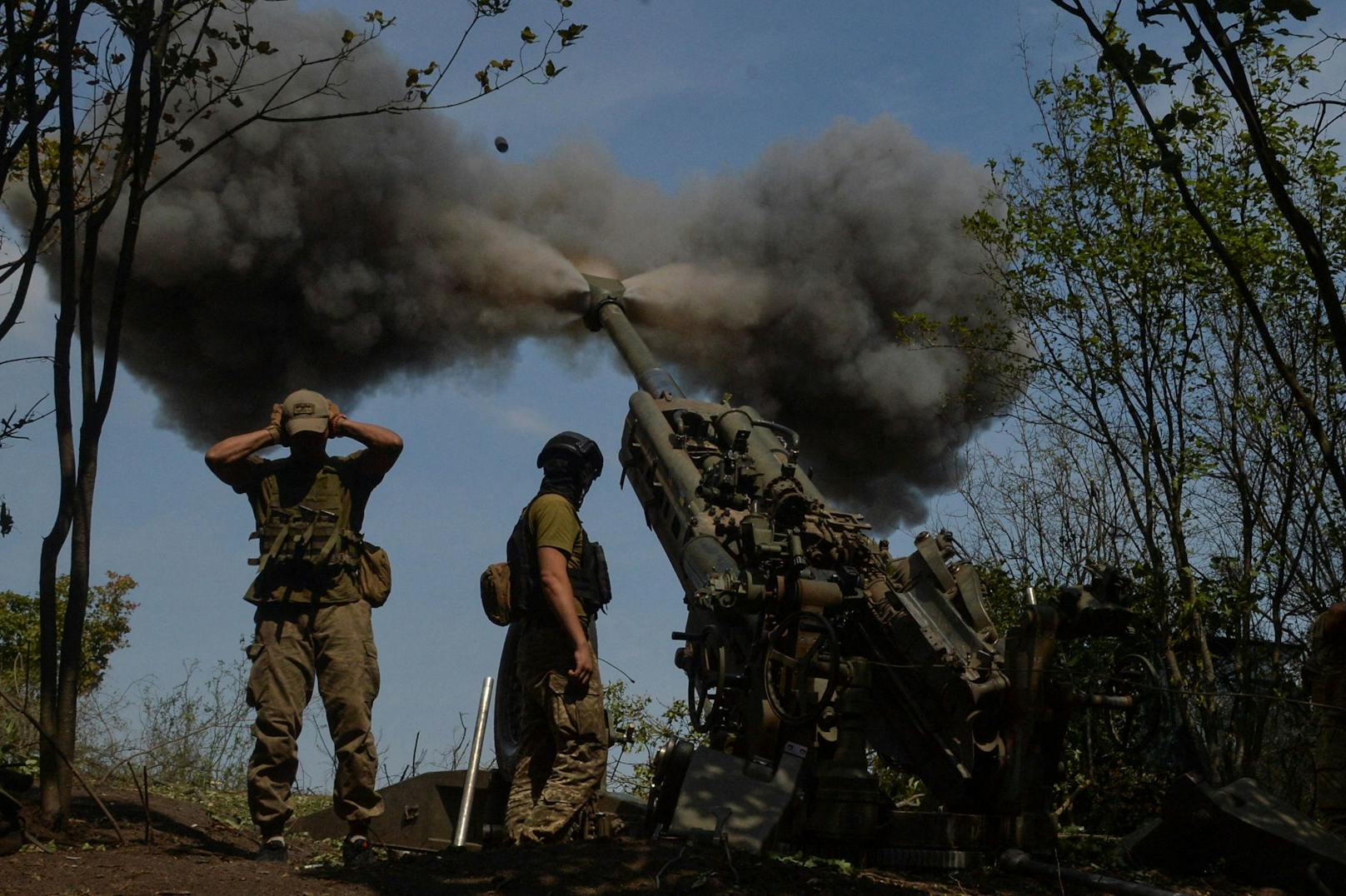 Ukrainische Verteidigungskräfte beim Abfeuern einer M777-Haubitze in der Region Charkiw Ende Juli 2022.