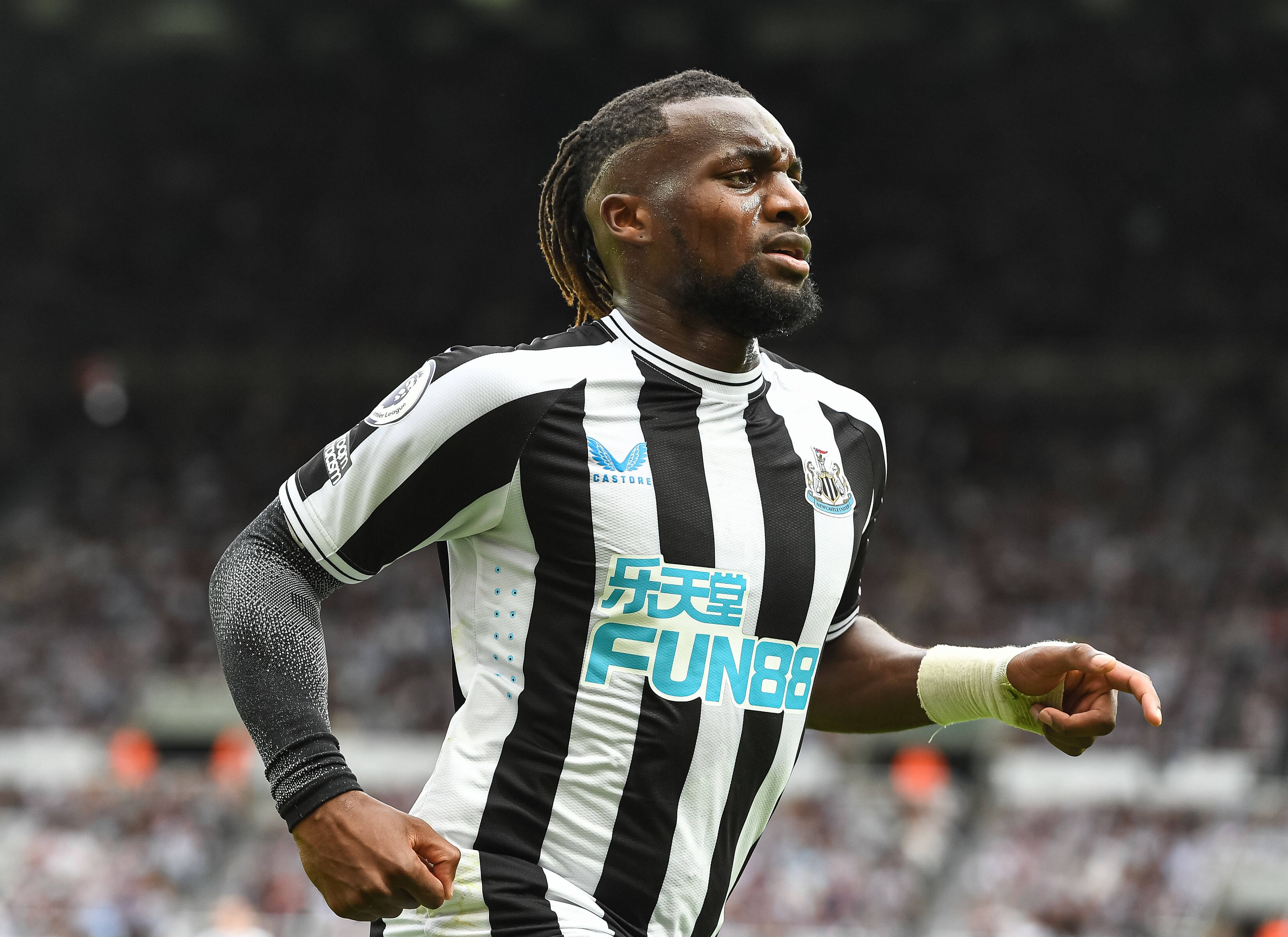 Premier-League Star Allan Saint-Maximin sorgt mit einem teuren Geschenk für Aufsehen. 