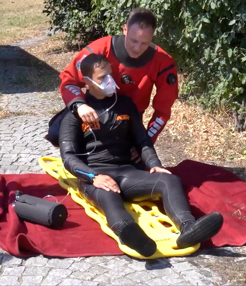 An Land wird die gerettete Person umgehend versorgt.