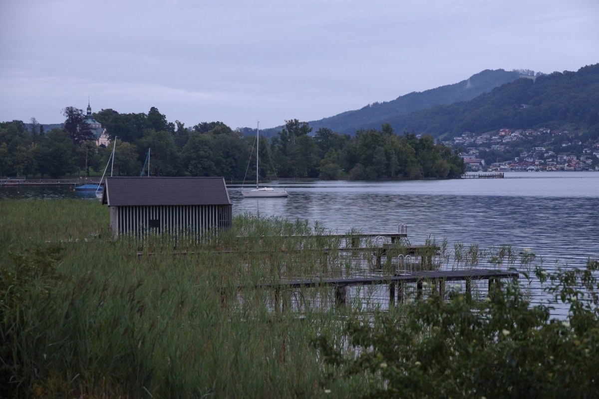 Ein 61-Jähriger ist nach einem Bootsunfall beinahe im Traunsee ertrunken