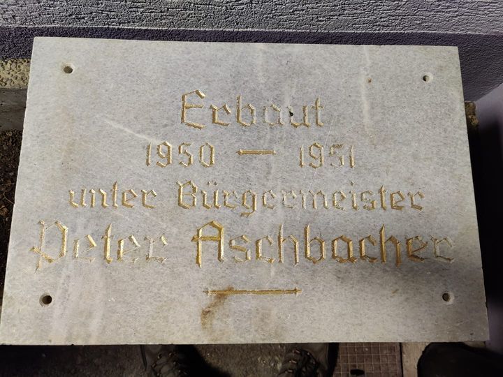 Diese Tafel wurde von Feuerwehrleuten aus Treffen am Ossiacher See nach einem Unwetter gefunden. Sie gibt seither Rätsel auf.