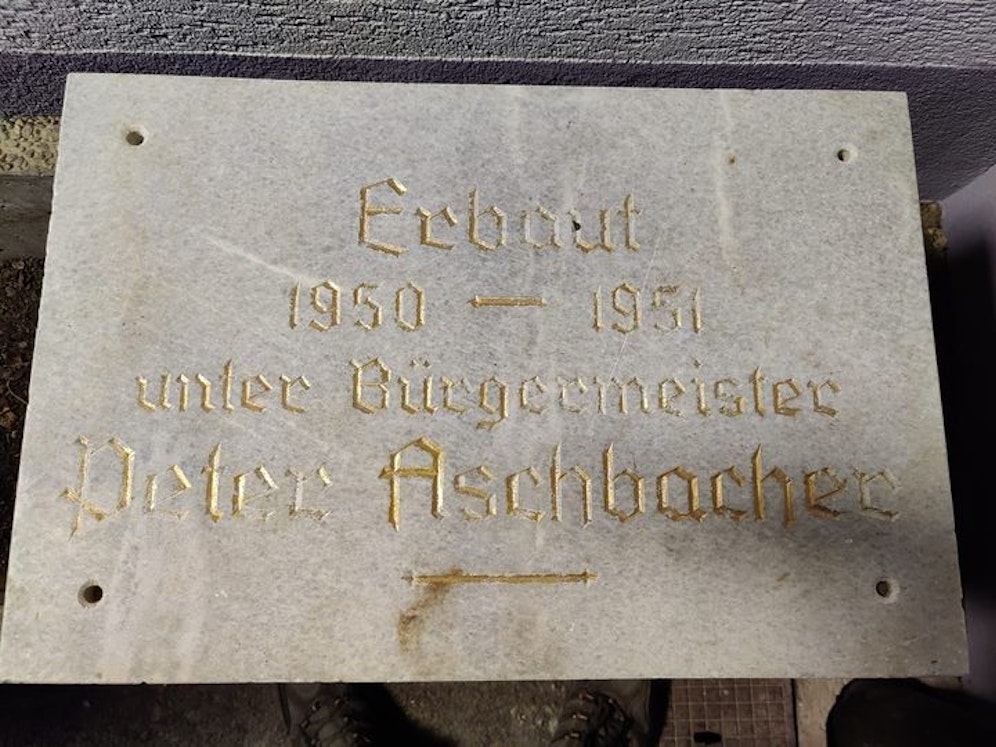 Diese Tafel wurde von Feuerwehrleuten aus Treffen am Ossiacher See nach einem Unwetter gefunden. Sie gibt seither Rätsel auf.