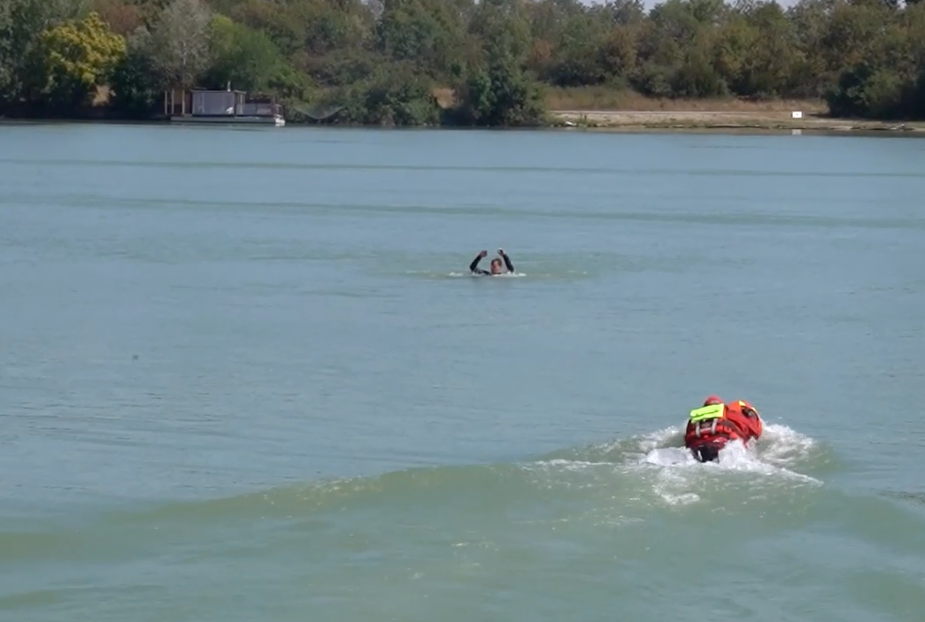 Im Rahmen einer Übung zeigten die Einsatztaucher, wie im Ernstfall vorgegangen wird.