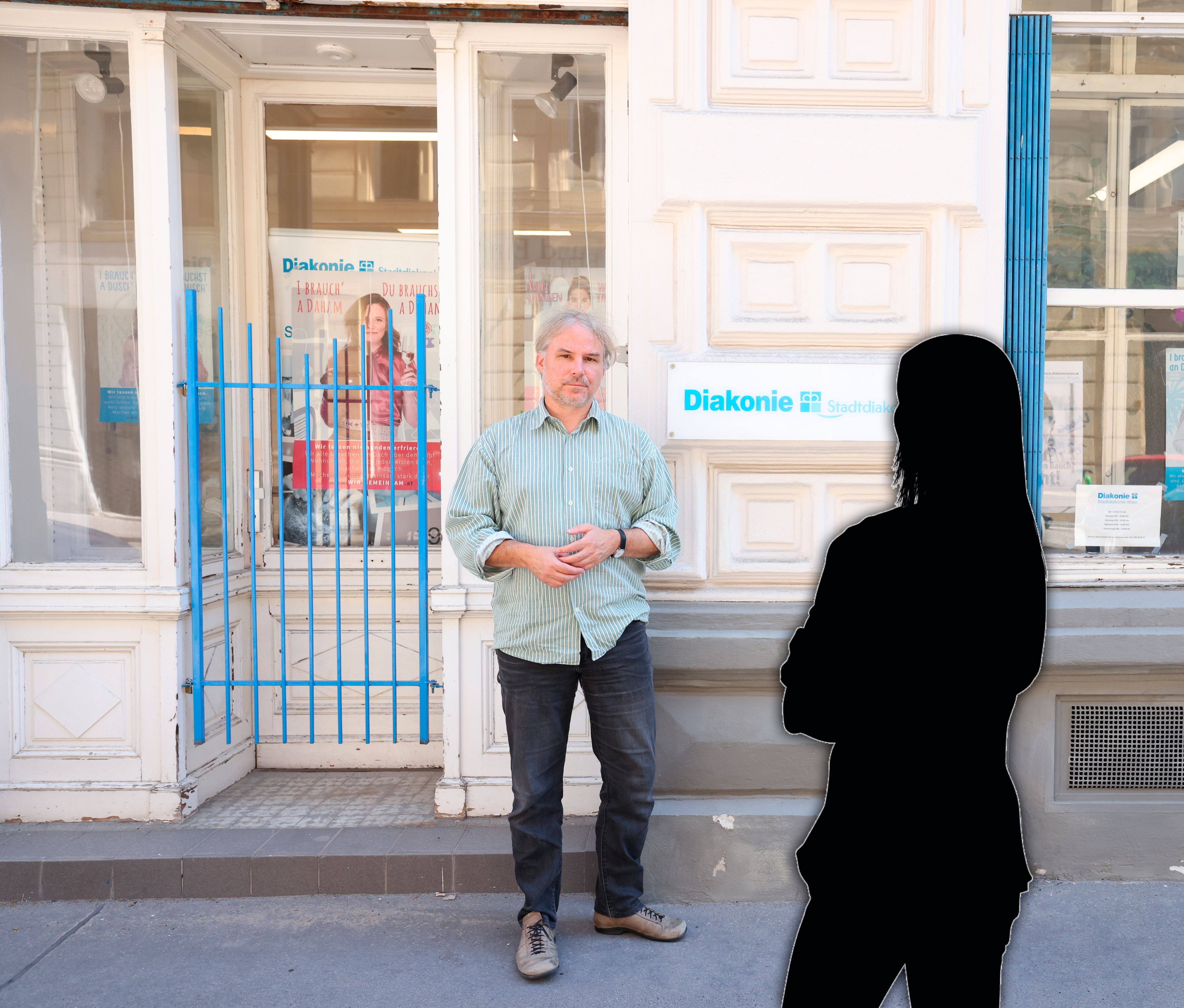 Alleinerzieherinnen wie Regina F. haben es derzeit besonders schwer, ihre Miete zu zahlen, erzählt Diakonie-Experte Martin Schenk (li.).