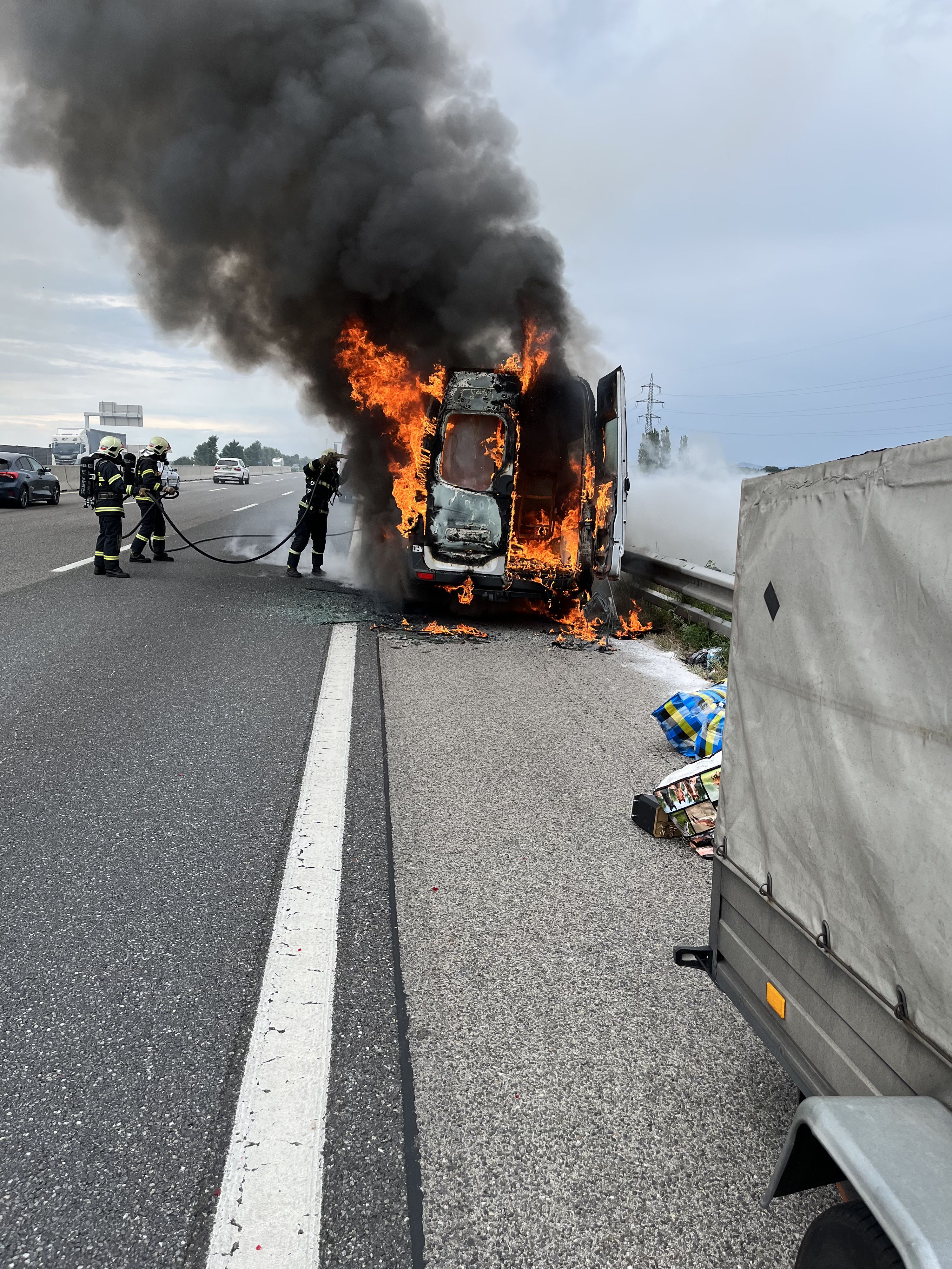 Transporter auf der A1 in Vollbrand