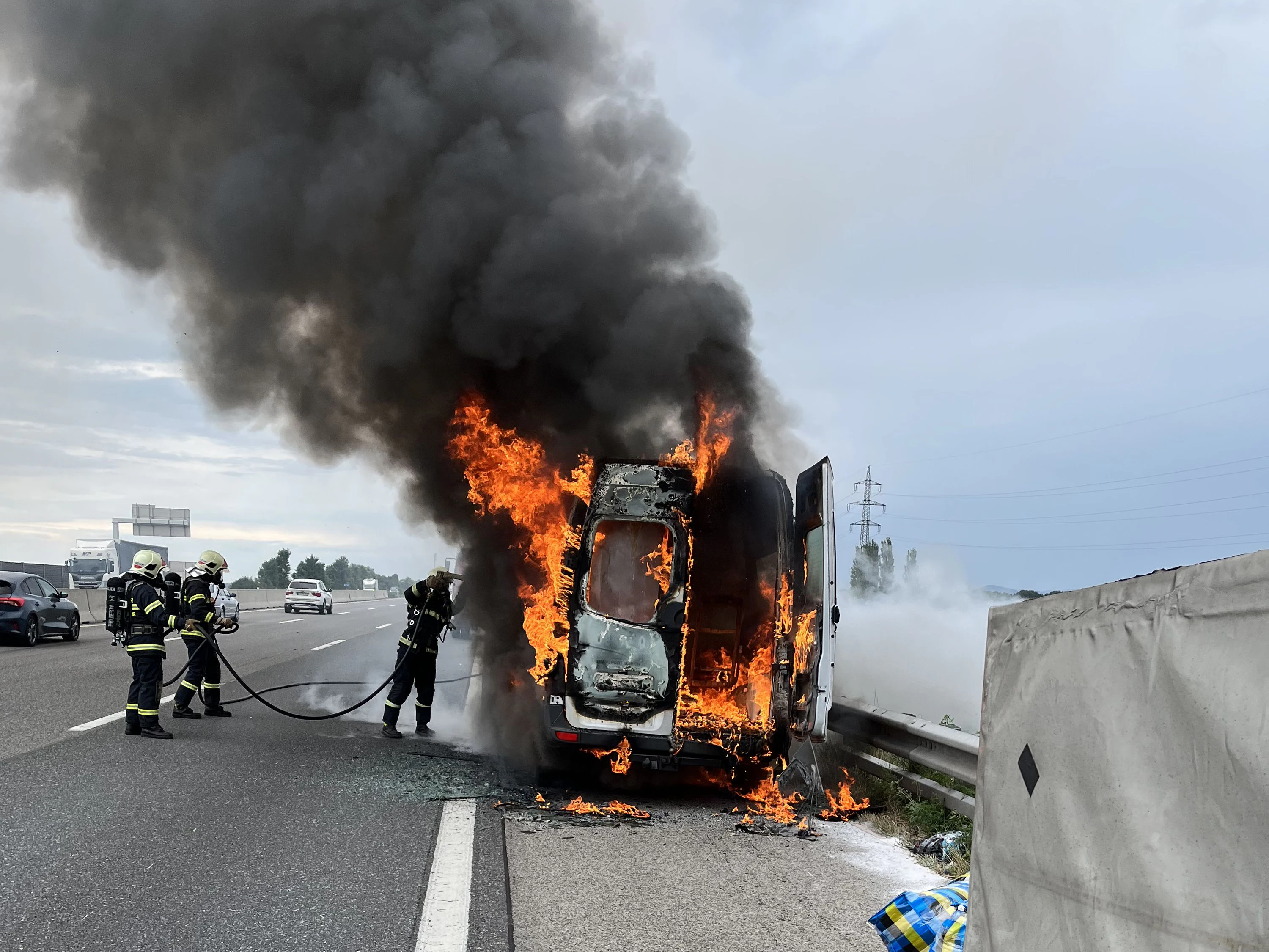Transporter auf der A1 in Vollbrand