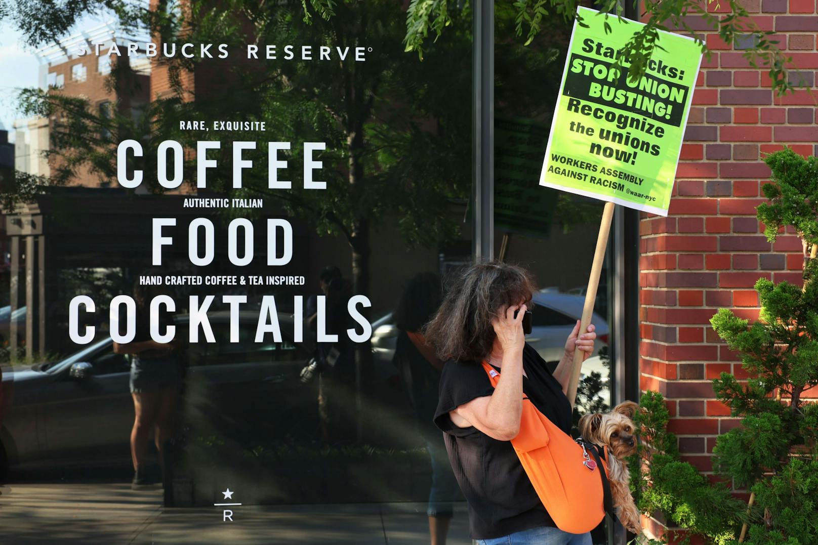 Vor Starbucks-Filialen in den USA wird nun protestiert. 