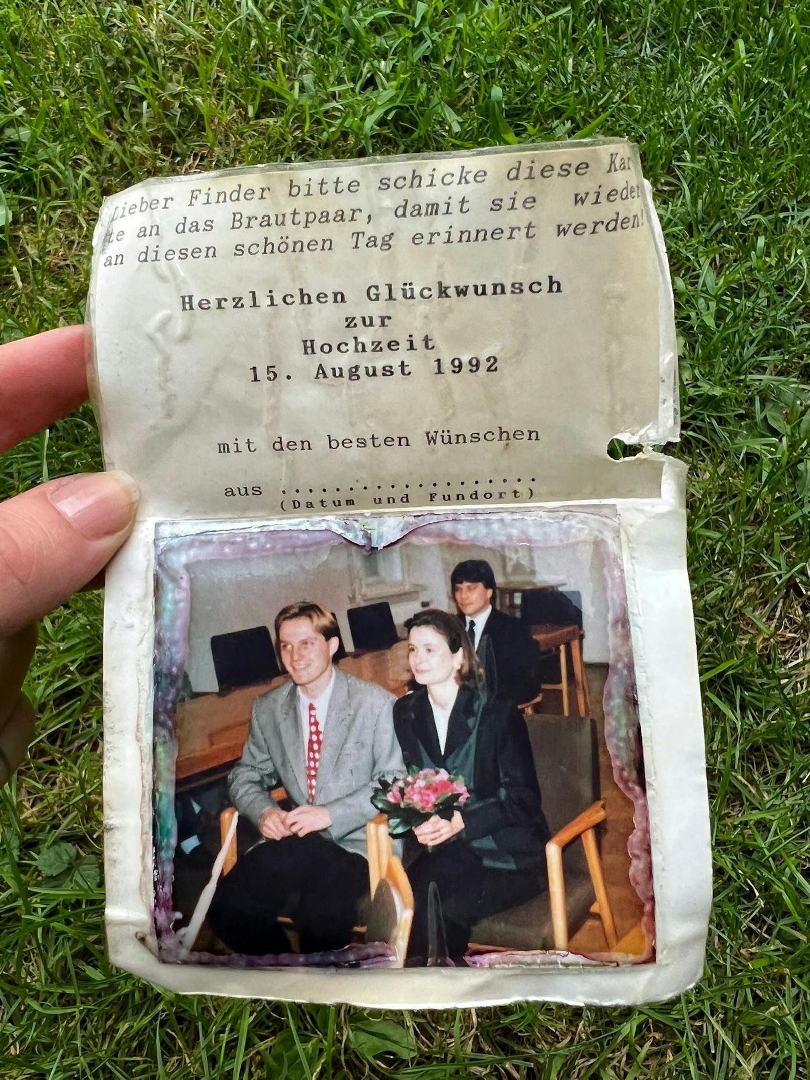 Romantischer Fund im Wald: Das Hochzeitsfoto von Sabine und Thomas B. aus 1992.