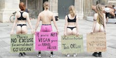 Aktivisten zeigen Fleischessern vorm Steffl den Po