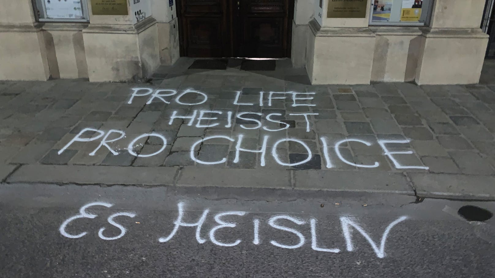 Aktivisten von LINKS haben in der Nacht Gehsteige vor politischen und kirchlichen Organisationen in Wien mit Pro Choice-Botschaften versehen.