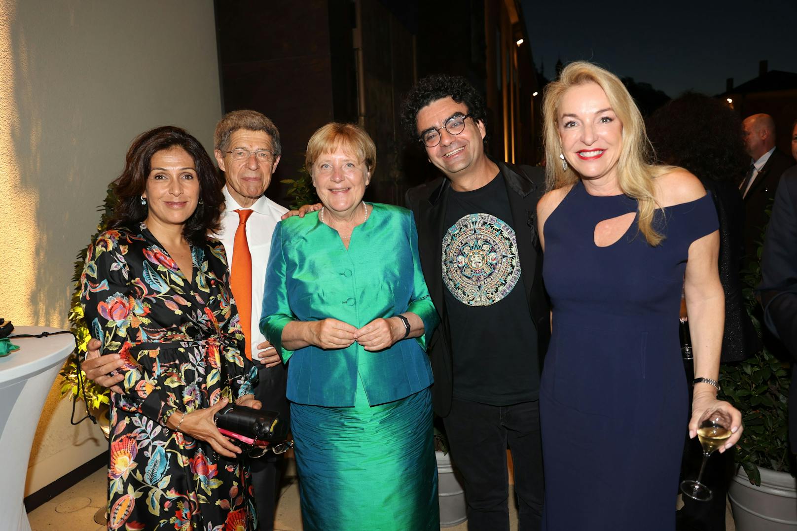 Merkel und Ehemann Sauer bei der Premiere der Oper "Der Barbier von Sevilla" im Festspielhaus – mit Lucia (l.) und Rolanda Villazon sowie Festspiel-Präsidentin Kristina Hammer