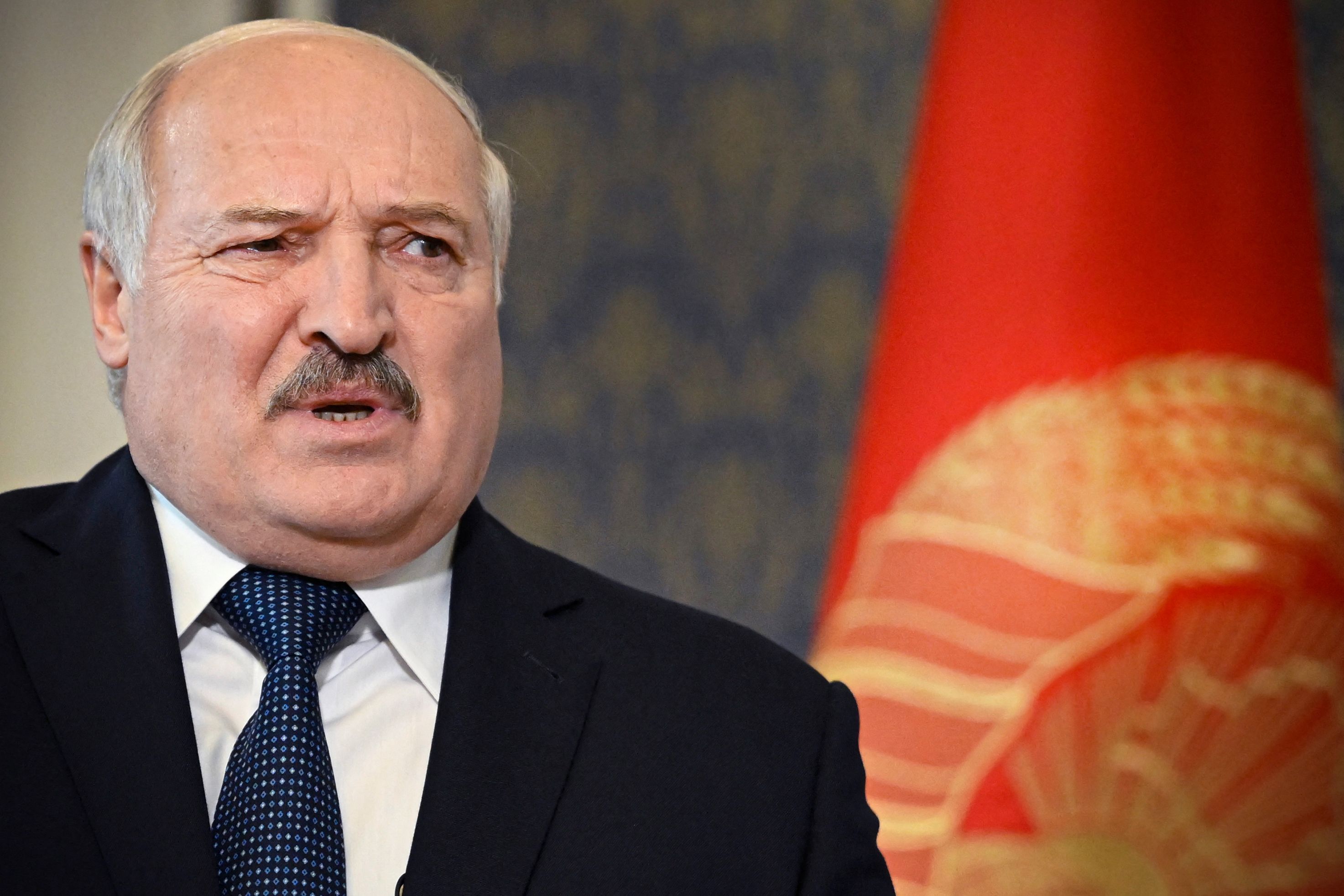 Download von www.picturedesk.com am 08.08.2022 (08:50).  Belarus' President Alexander Lukashenko speaks during an exclusive interview with Agence France-Presse (AFP) at his residence, the Independence Palace, in the capital Minsk on July 21, 2022. - In an exclusive interview with AFP, Alexander Lukashenko, the strongman leader of Belarus and close Kremlin ally, meanwhile urged Moscow and Kyiv to relaunch negotiations to avoid a nuclear escalation. (Photo by Alexander NEMENOV / AFP) - 20220721_PD17630 - Rechteinfo: Rights Managed (RM) Nur für redaktionelle Nutzung! Werbliche Nutzung erfordert Freigabe: bitte schicken Sie uns eine Anfrage.