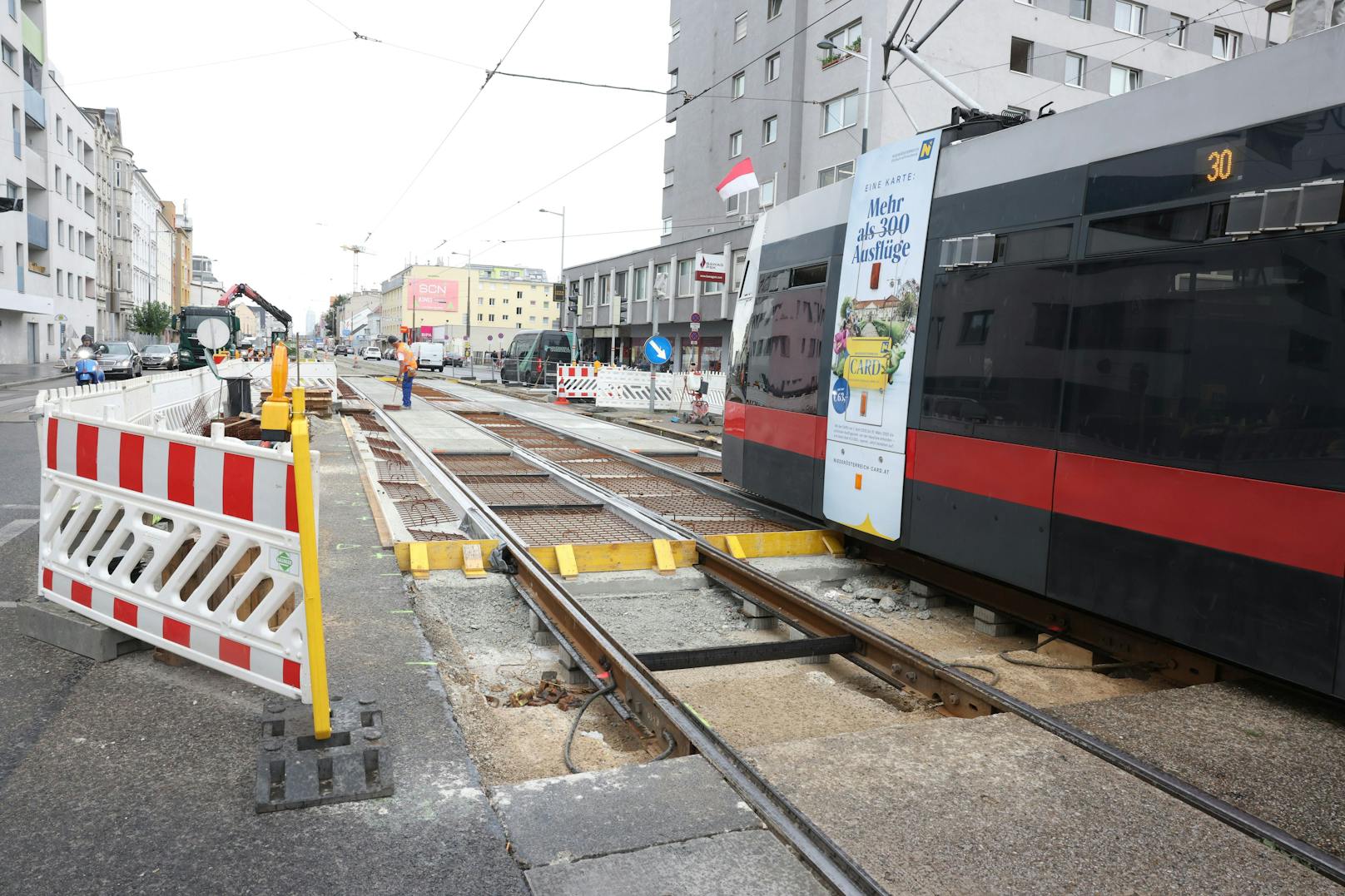 Die Wiener Linien testen bei einer Gleisbaustelle auf der Brünner Straße in Wien-Floridsdorf eine Schrankenanlage, um Gleisbaustellen noch besser abzusichern.