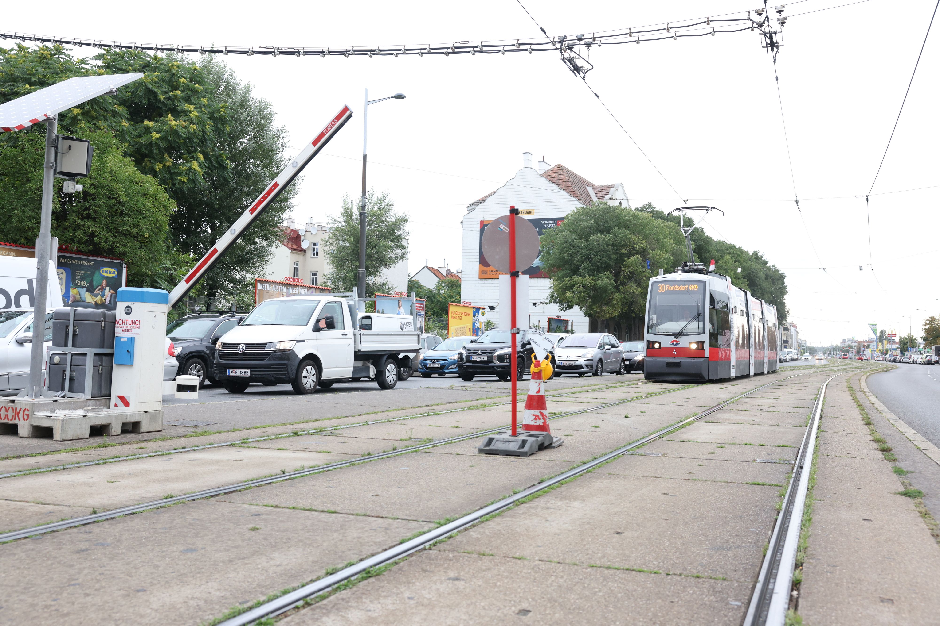 Die Wiener Linien testen bei einer Gleisbaustelle auf der Brünner Straße in Wien-Floridsdorf eine Schrankenanlage, um Gleisbaustellen noch besser abzusichern.