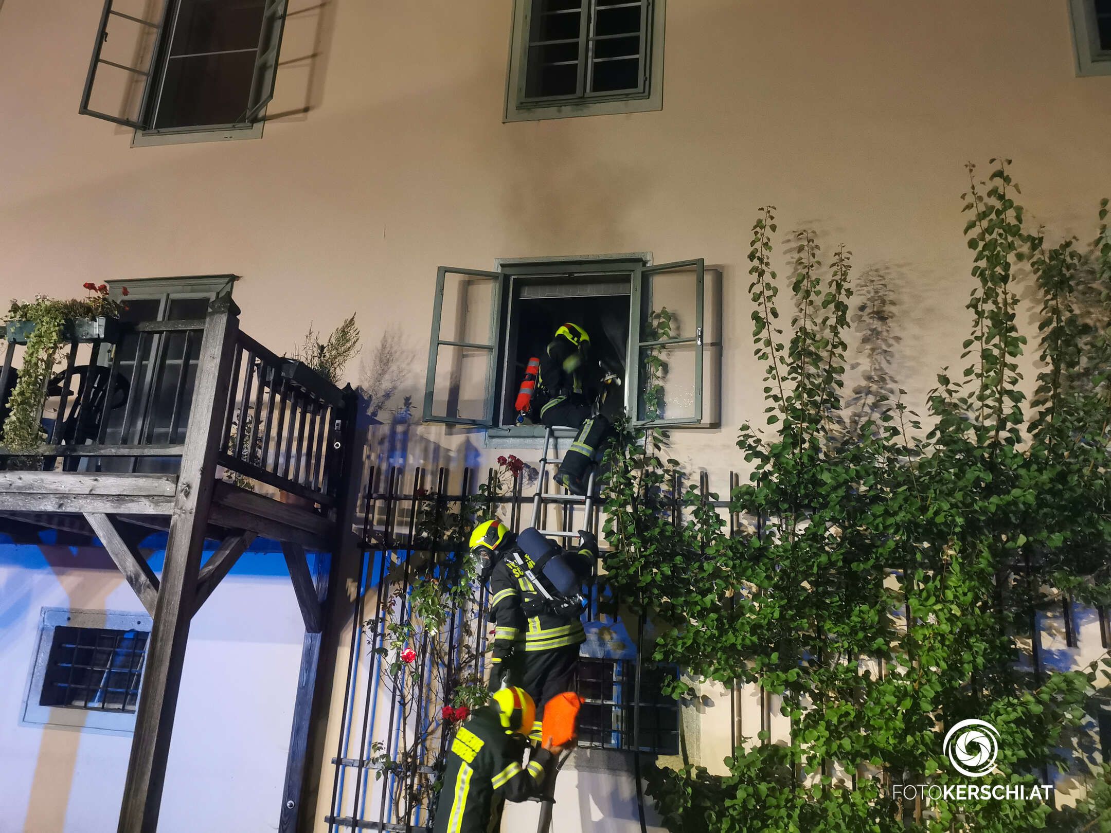 Insgesamt mussten von den Einsatzkräften mehr als 15 Personen aus dem Gebäude gerettet und versorgt werden.