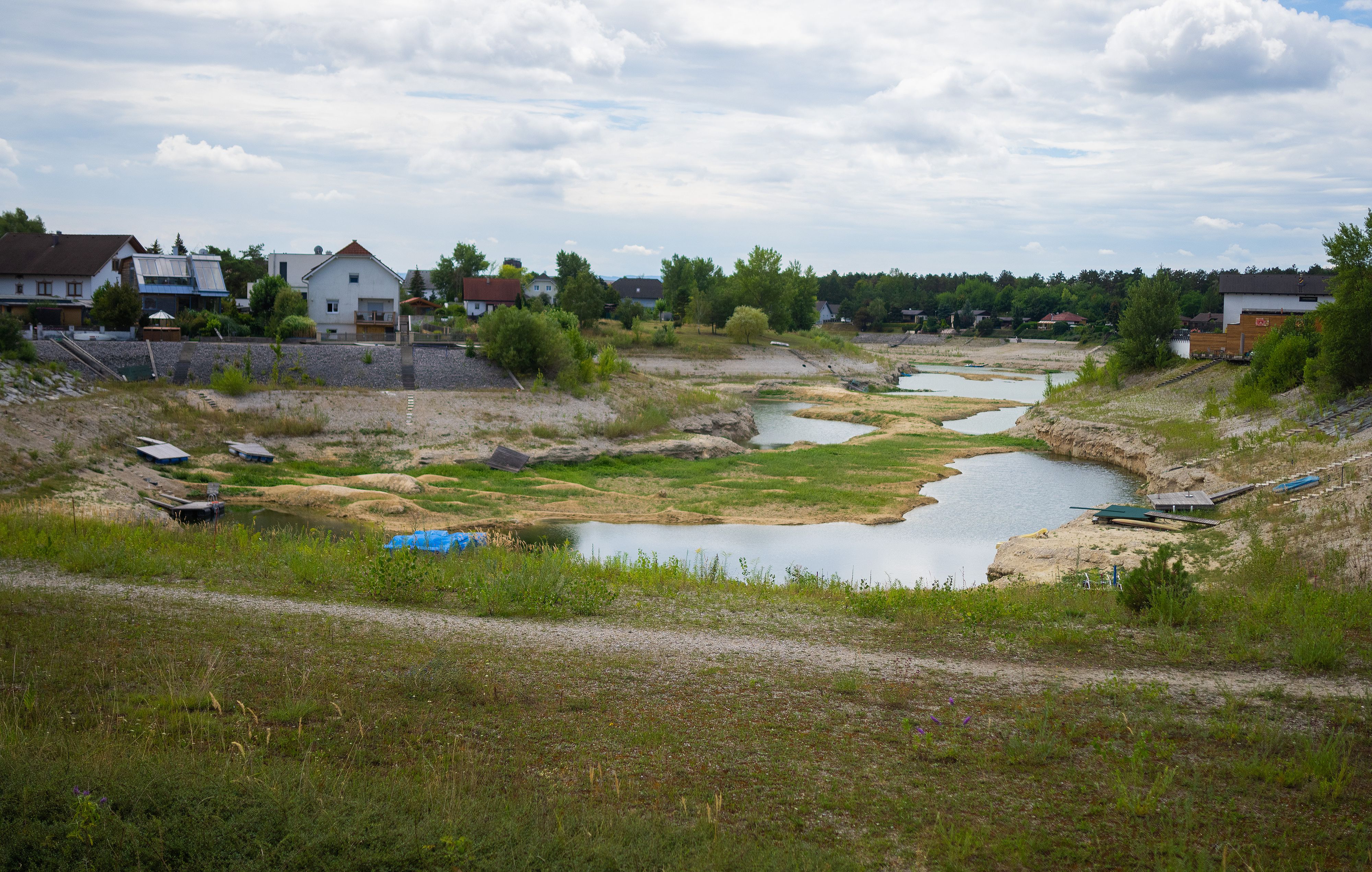 In Niederösterreich blicken manche Anrainer auf eine Lacke statt auf einen Badeteich (im Bild der Föhrensee bei Wiener Neustadt).