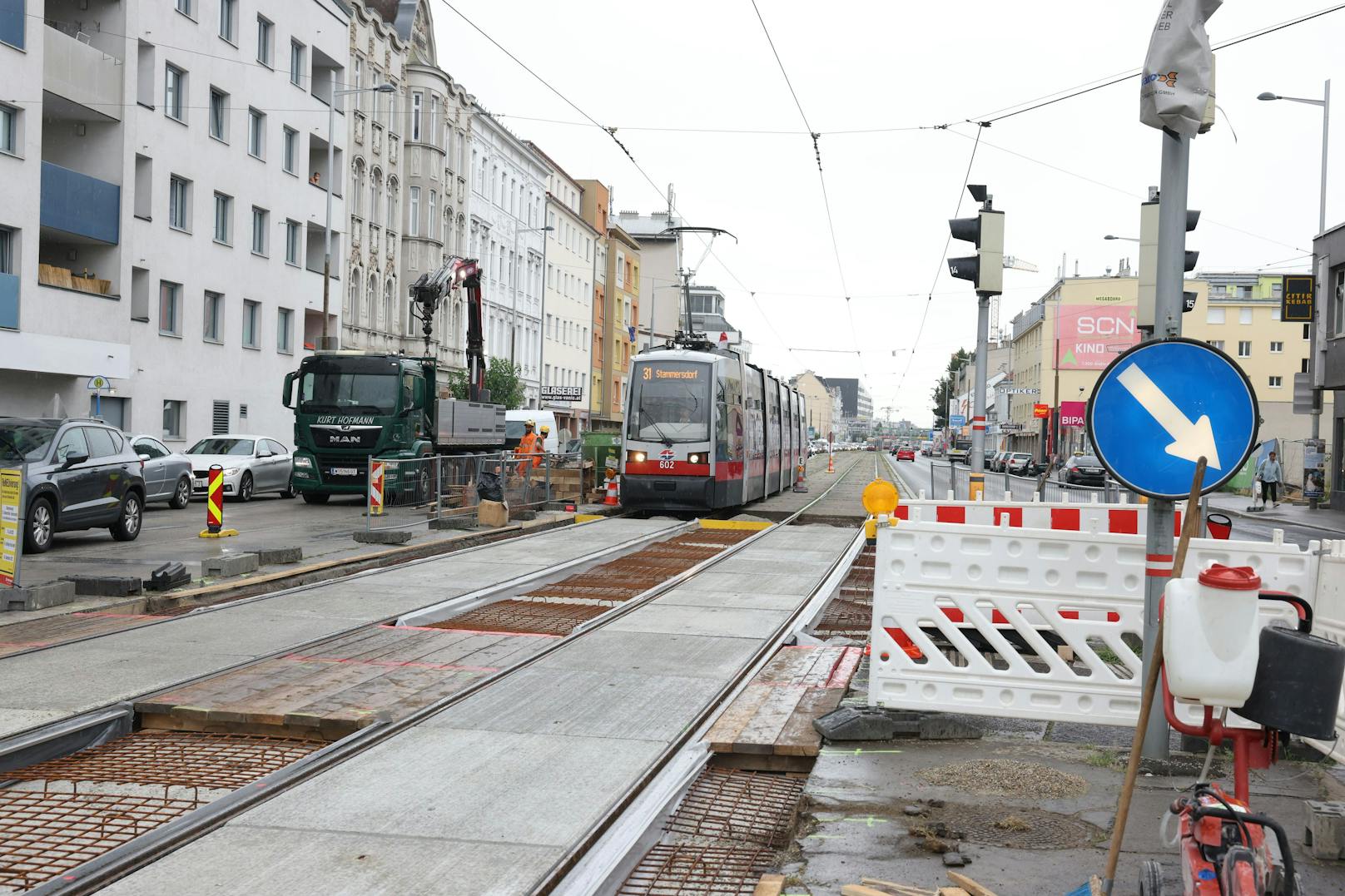Die Wiener Linien testen bei einer Gleisbaustelle auf der Brünner Straße in Wien-Floridsdorf eine Schrankenanlage, um Gleisbaustellen noch besser abzusichern.
