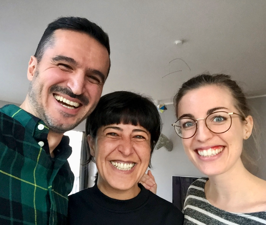 Reza Memari (46), seine Schwester Rana Memari und&nbsp;Natalie Abrokwa (v.l.) betreiben zu dritt den wöchentlichen, kostenlosen Woloho-Newsletter.