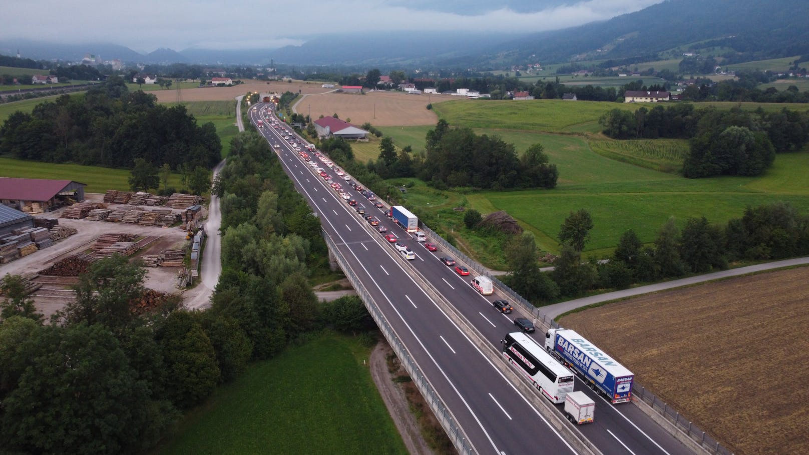 Ein schwerer Verkehrsunfall hat sich am Montag in den frühen Morgenstunden auf der A9 Pyhrnautobahn bei Micheldorf in Oberösterreich (Bezirk Kirchdorf an der Krems) ereignet.