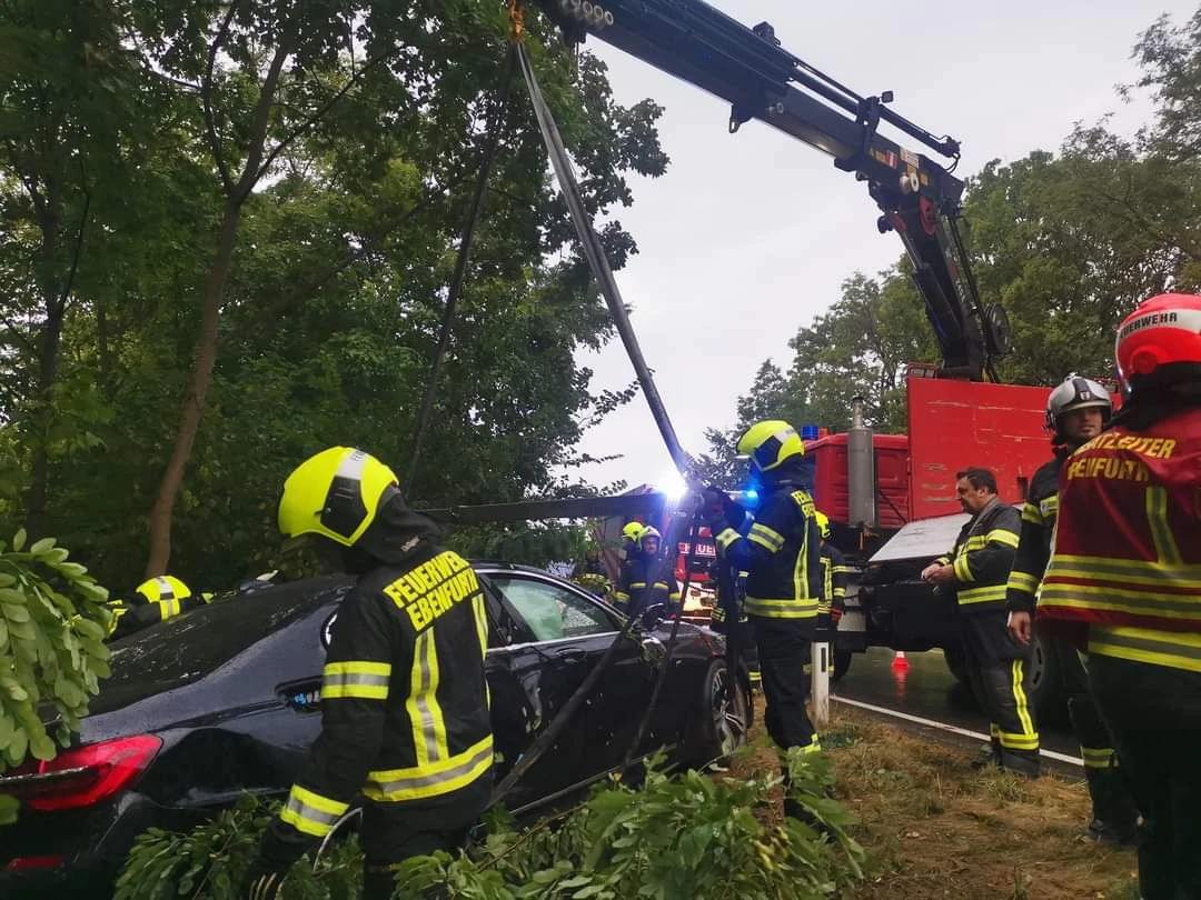 Die Feuerwehr barg das Fahrzeug